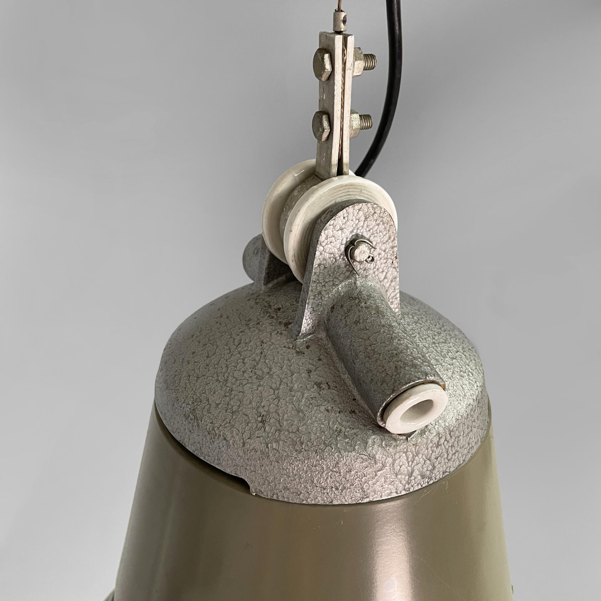 Lampadario industriale italiano in metallo Genova 4053 di Torlasco per Greco, anni '60 in vendita 9