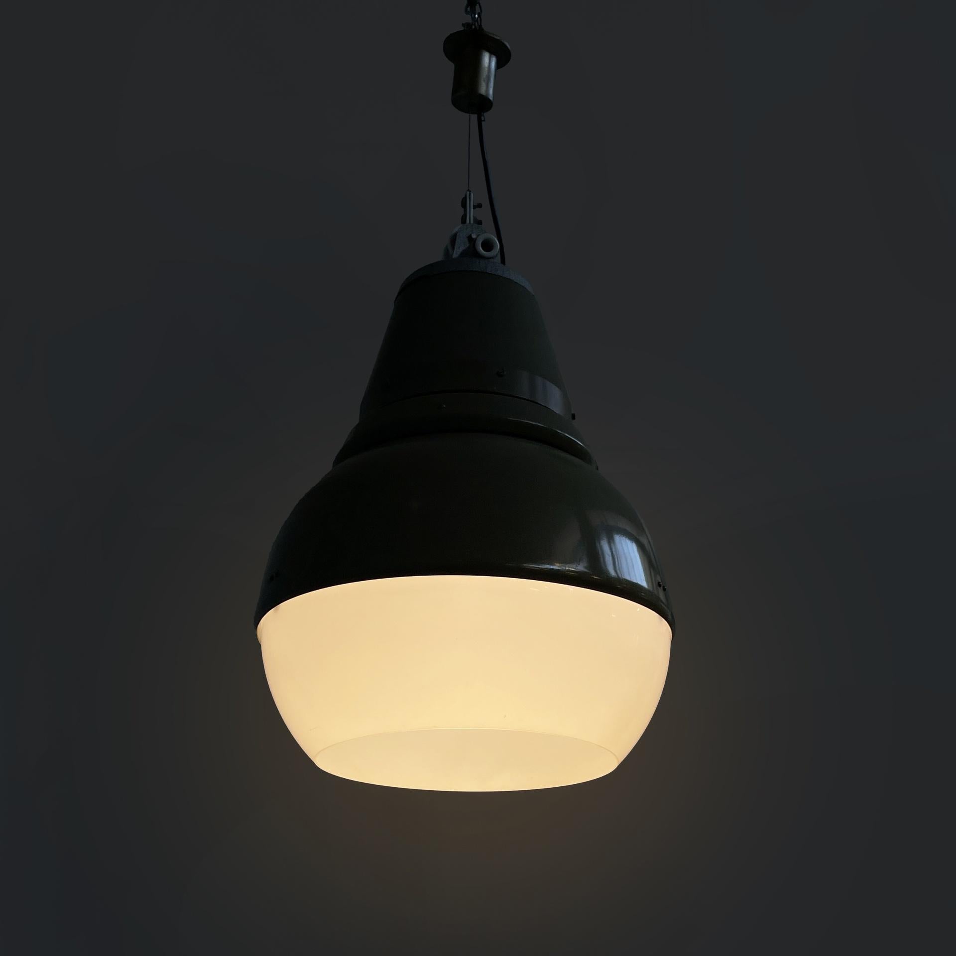 Lampadario industriale italiano in metallo verde e plexiglass Genova 4053 di Oscar Torlasco per Fabbrica Apparecchi Illuminazione Greene, anni '60
Lampadario o lampada da soffitto modello Genova 4053 con diffusore arrotondato in plexiglass bianco e