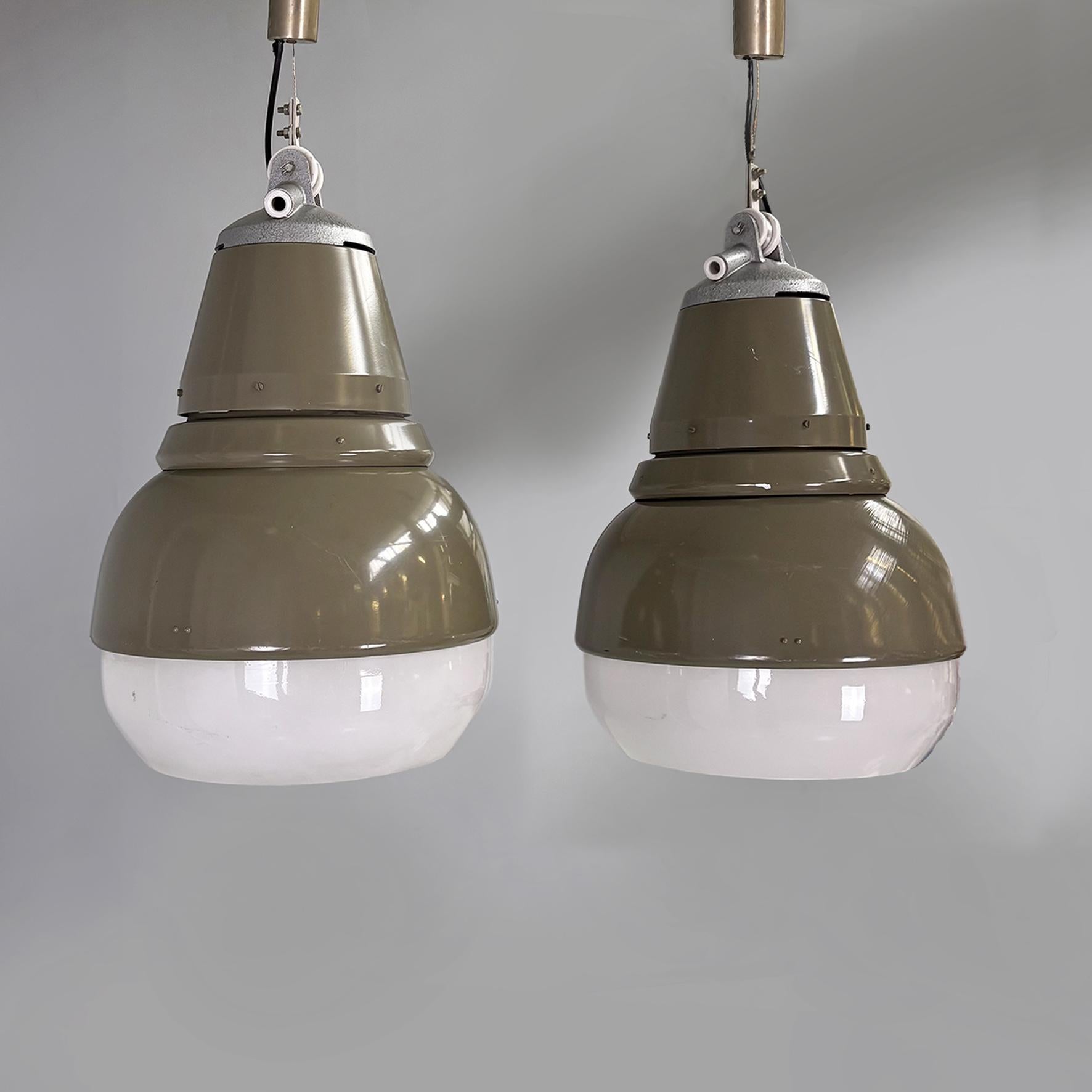 Lampadario industriale italiano in metallo verde e plexiglass Genova 4053 di Oscar Torlasco per Fabbrica Apparecchi Illuminazione Greene, anni '60
Coppia di lampadari o lampade da soffitto modello Genova 4053 con diffusore arrotondato in plexiglass