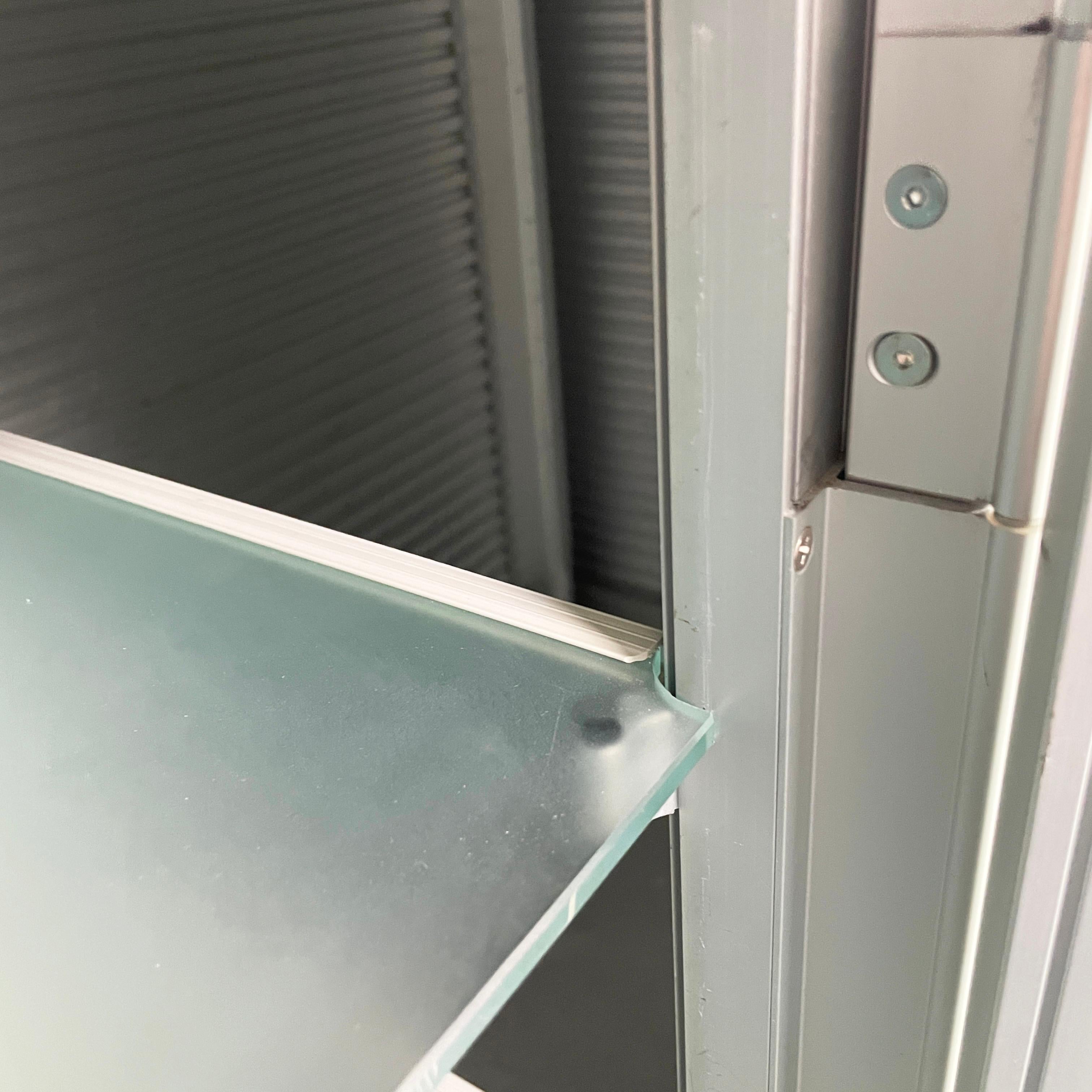 Credenza industriale moderna italiana in alluminio e vetro  da Ycami, anni '90 in vendita 2