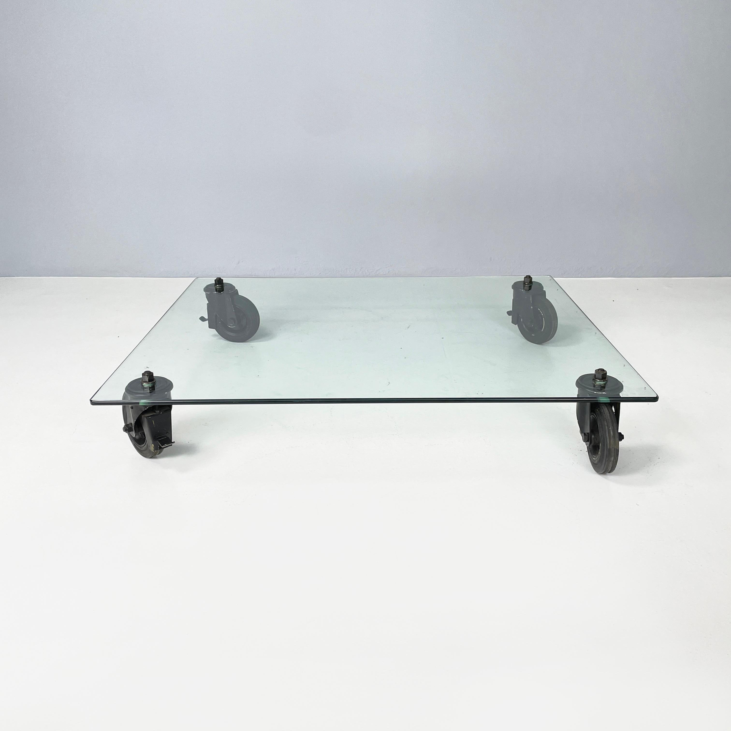 Modern Italian industrial modern Glass coffee table by Gae Aulenti Fontana Arte, 1980s