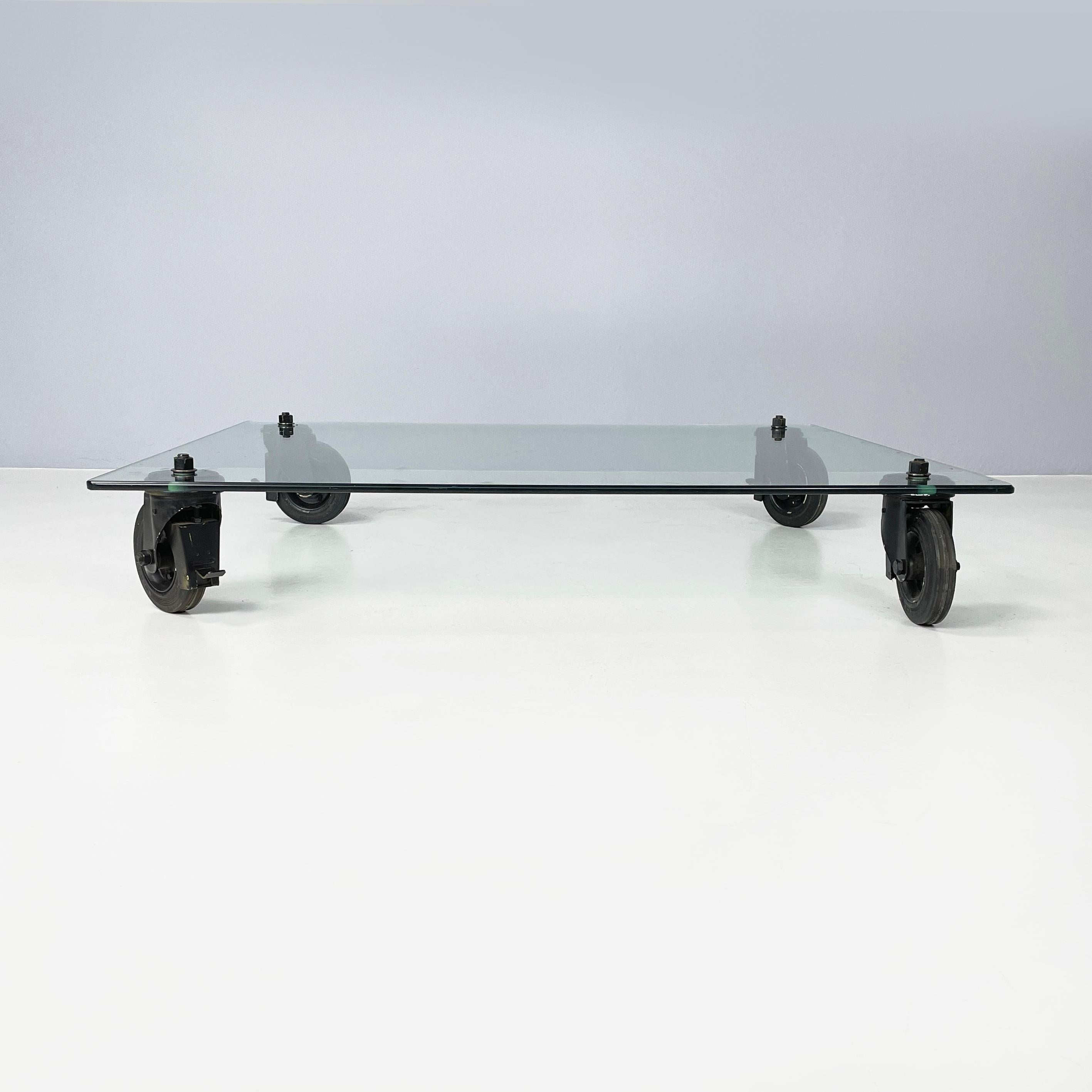 Italian industrial modern Glass coffee table by Gae Aulenti Fontana Arte, 1980s In Fair Condition In MIlano, IT