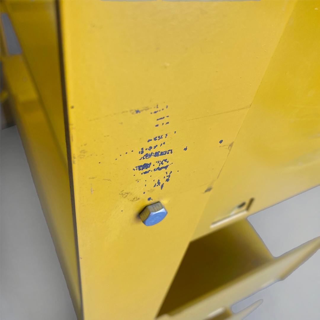 Bibliothèque modulaire jaune industrielle moderne italienne Congrès par Lips Vago, 1970 en vente 2