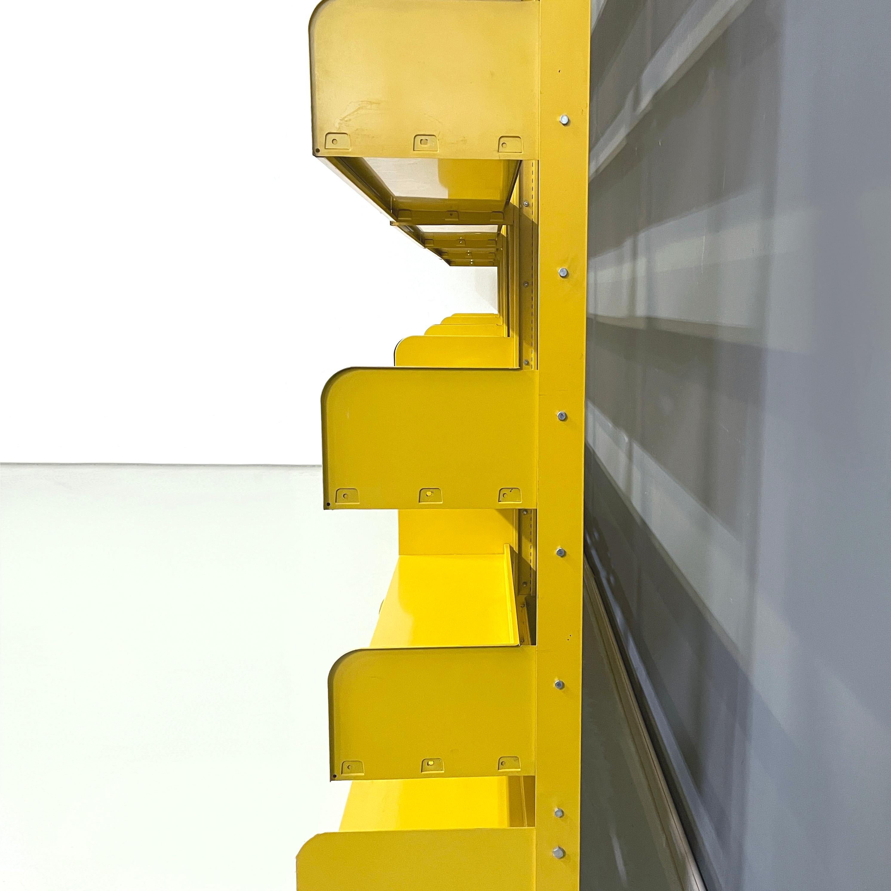 Bibliothèque modulaire italienne industrielle moderne jaune Congrès par Lips Vago, 1970
Bibliothèque modulaire modèle Congrès entièrement en métal peint en jaune vif. La structure est composée de deux modules, utilisables l'un à côté de l'autre ou