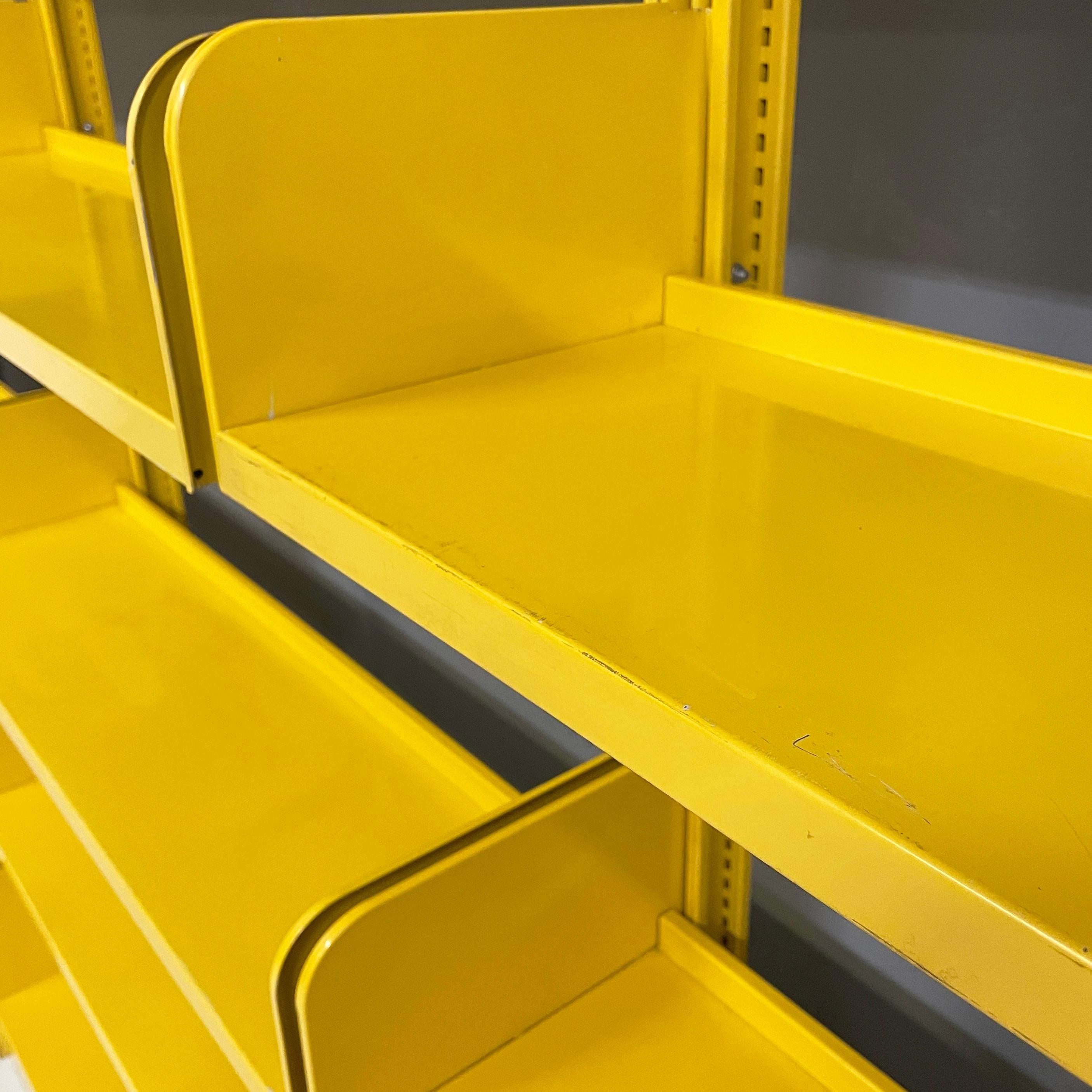 Late 20th Century Bibliothèque modulaire jaune industrielle moderne italienne Congrès par Lips Vago, 1970 en vente