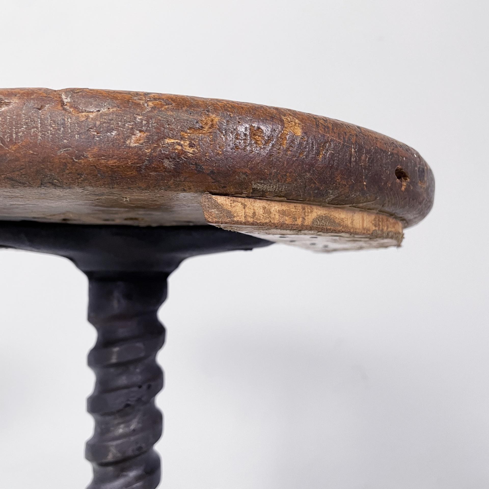 Italian industrial round stool in cast iron and wood, 1930s in vendita 4