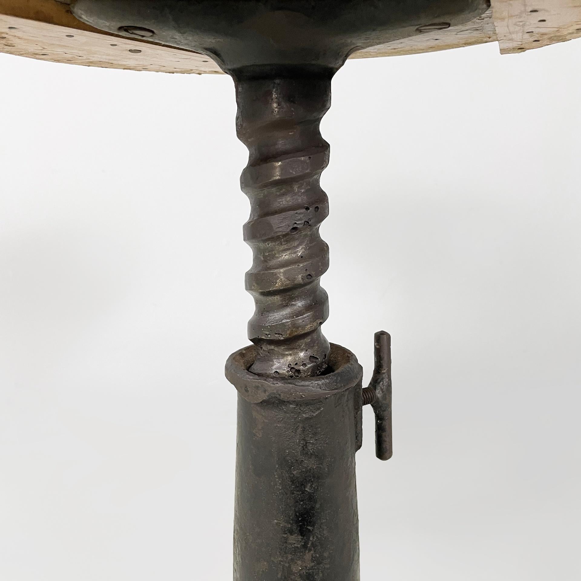 Italian industrial round stool in cast iron and wood, 1930s in vendita 5