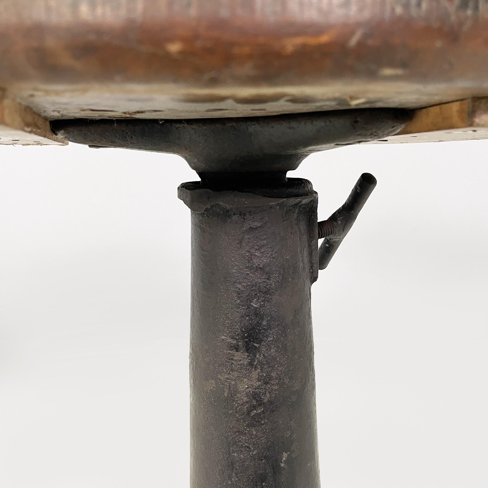 Italian industrial round stool in cast iron and wood, 1930s in vendita 6
