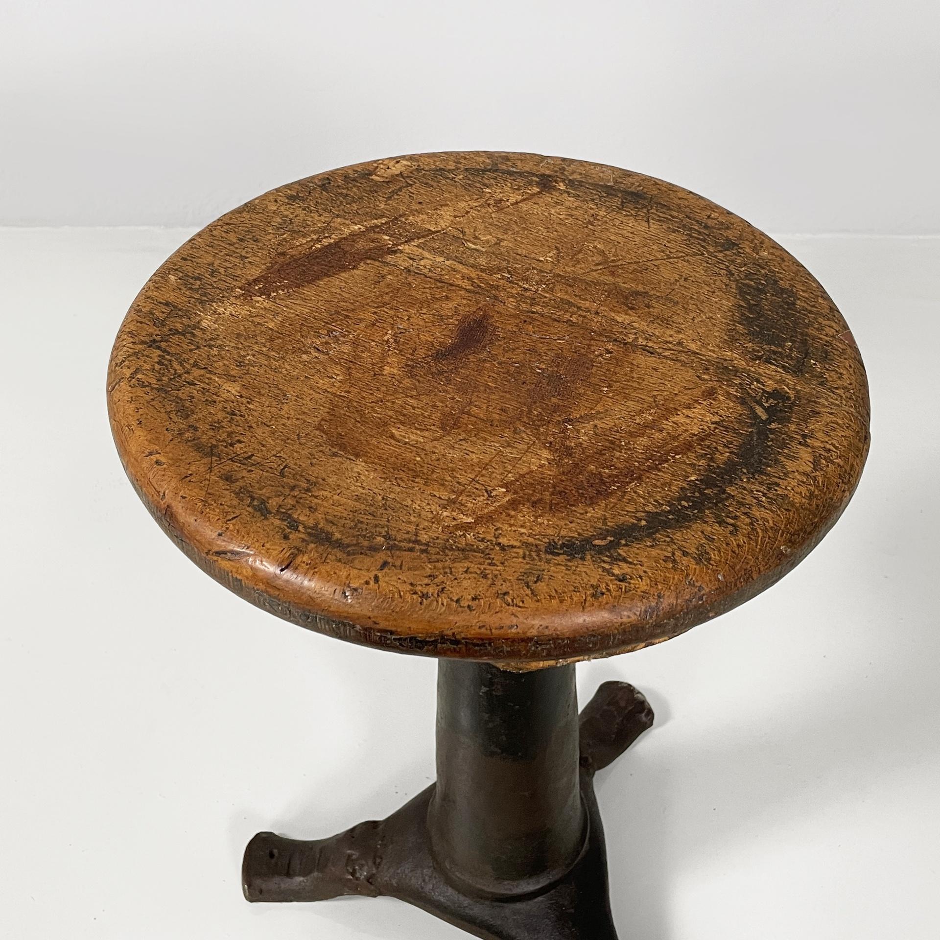 Mid-20th Century Italian industrial round stool in cast iron and wood, 1930s in vendita