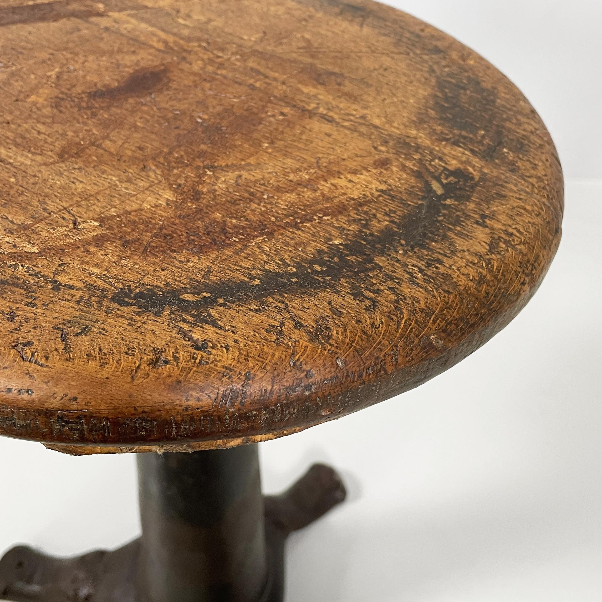 Ironstone Italian industrial round stool in cast iron and wood, 1930s in vendita