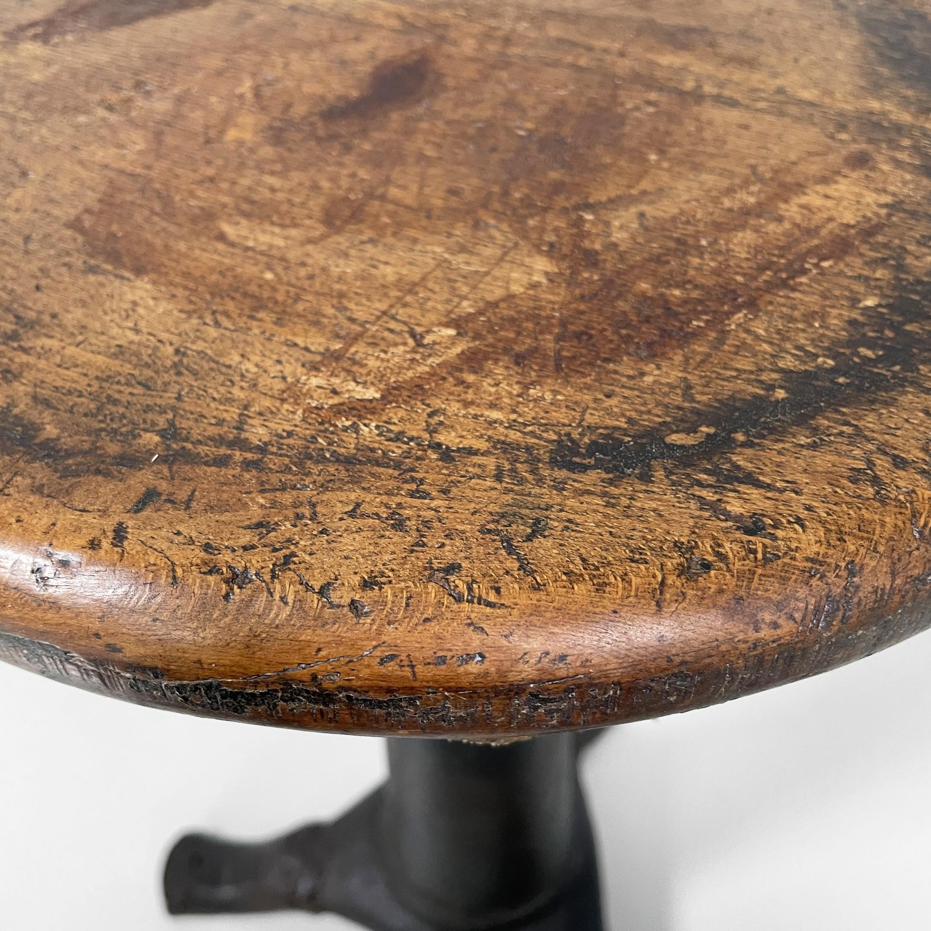 Italian industrial round stool in cast iron and wood, 1930s in vendita 2