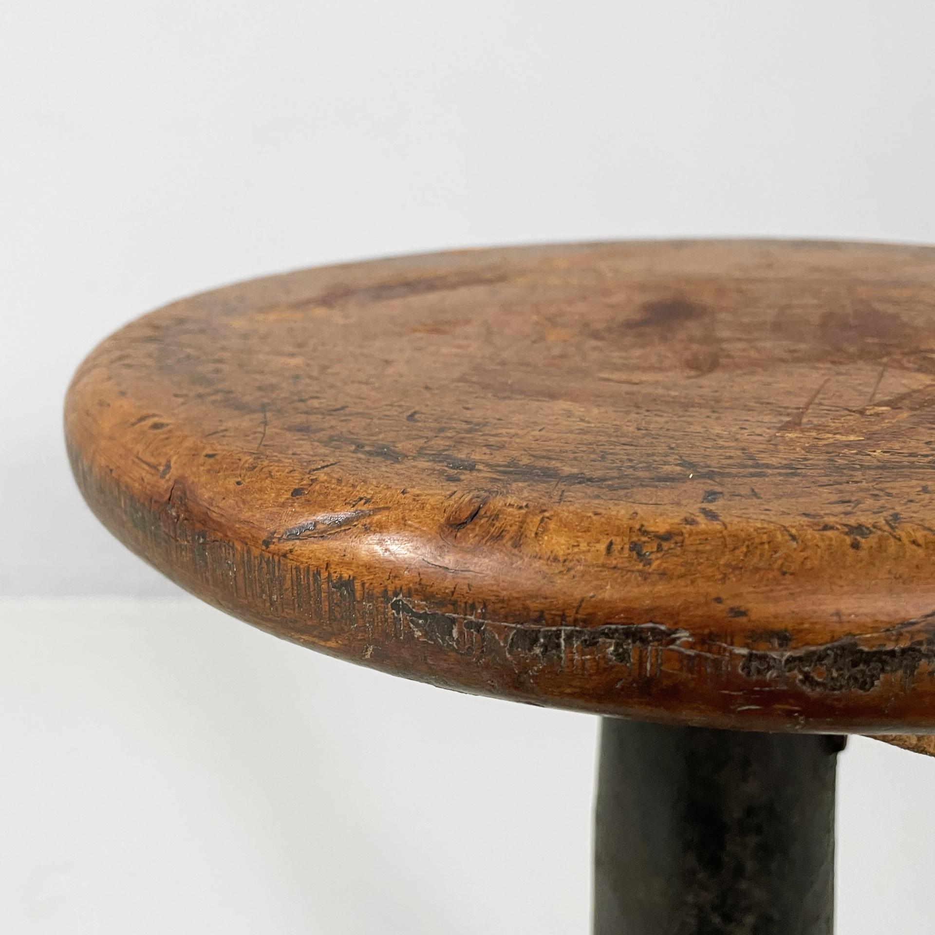 Italian industrial round stool in cast iron and wood, 1930s in vendita 3