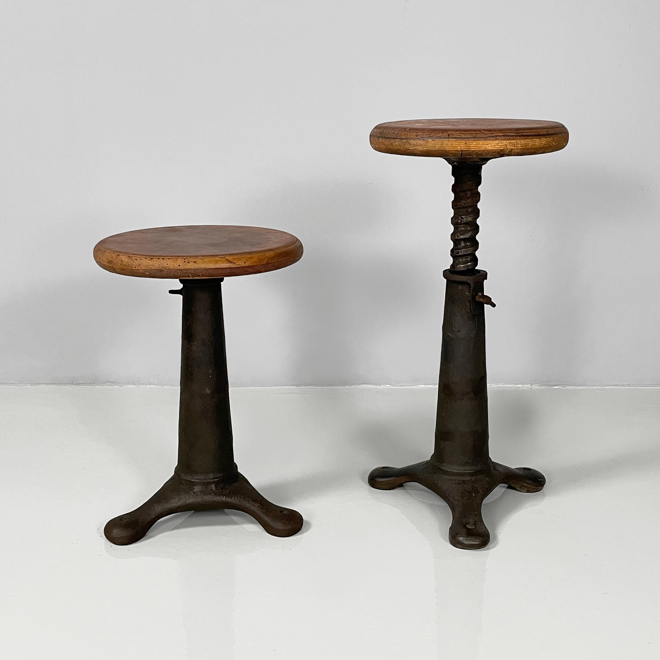 Italian industrial round stools in wood and cast iron, 1930s In condizioni discrete in vendita a MIlano, IT