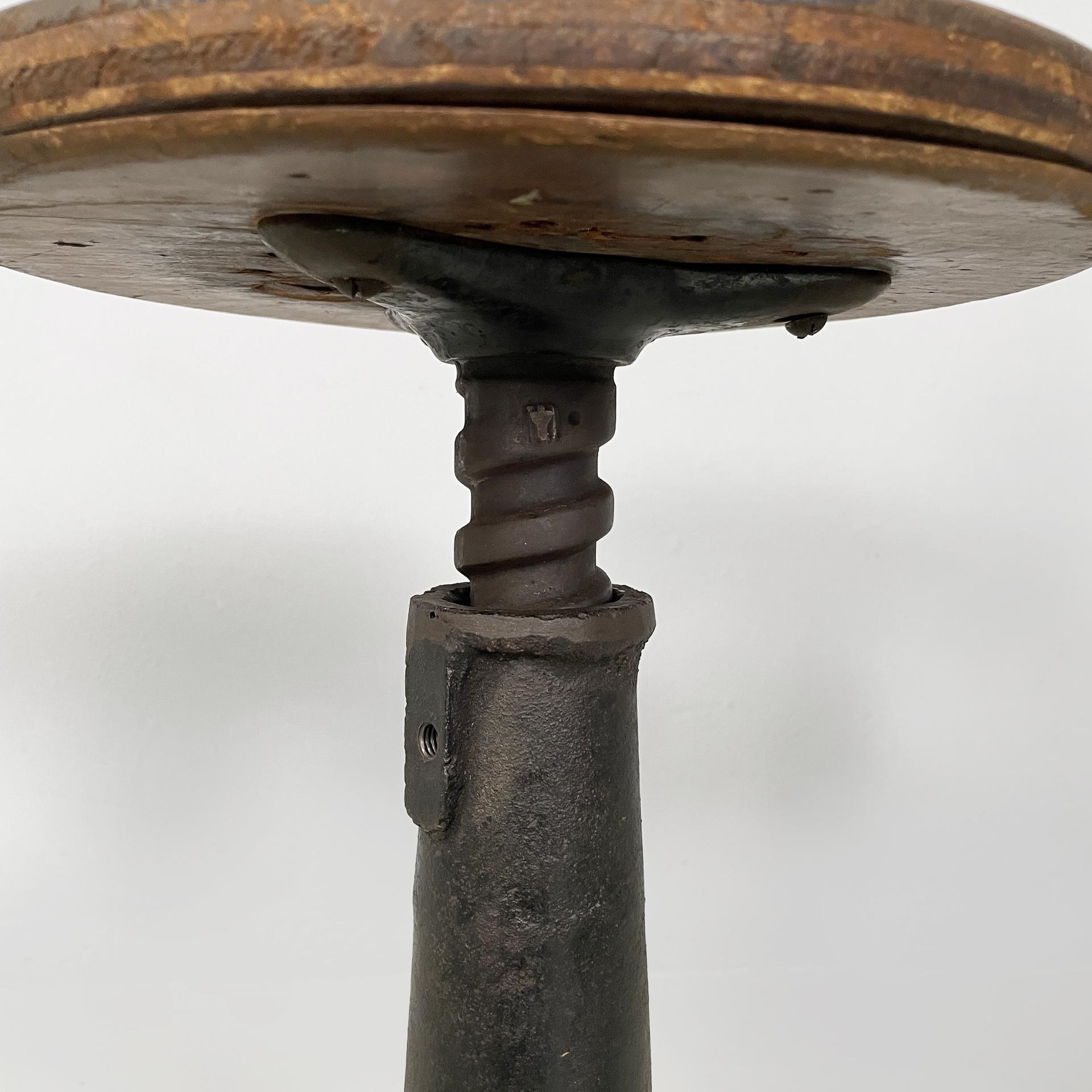 Italian industrial stools in wood and cast iron, 1930s in vendita 5