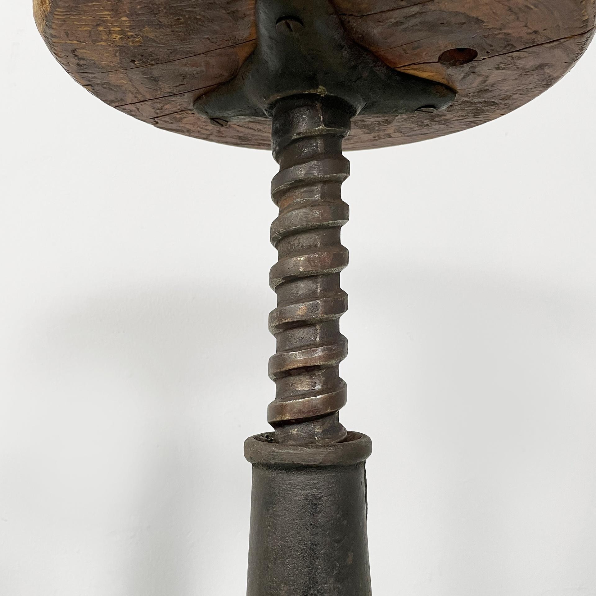 Italian industrial stools in wood and cast iron, 1930s in vendita 6