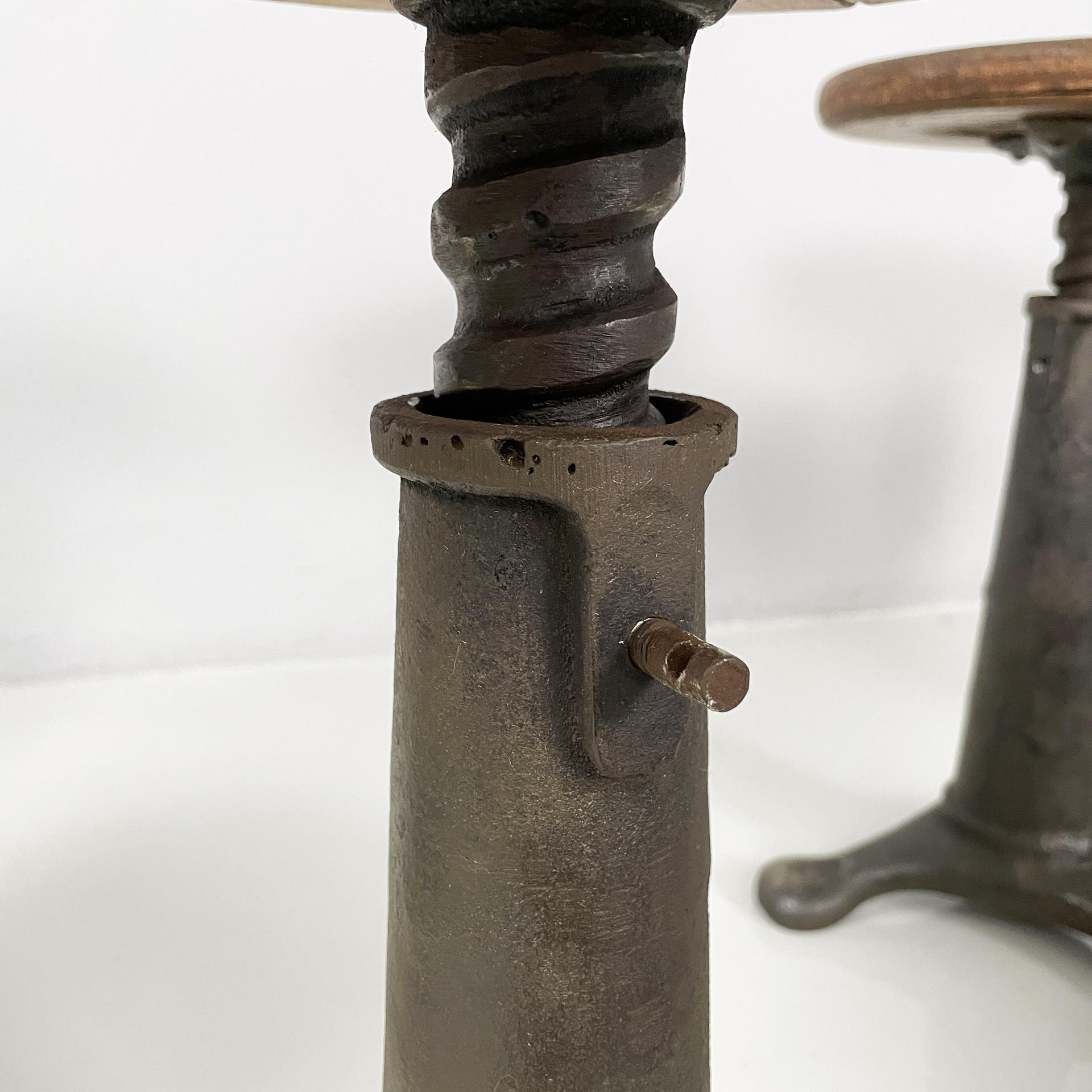 Italian industrial stools in wood and cast iron, 1930s in vendita 8