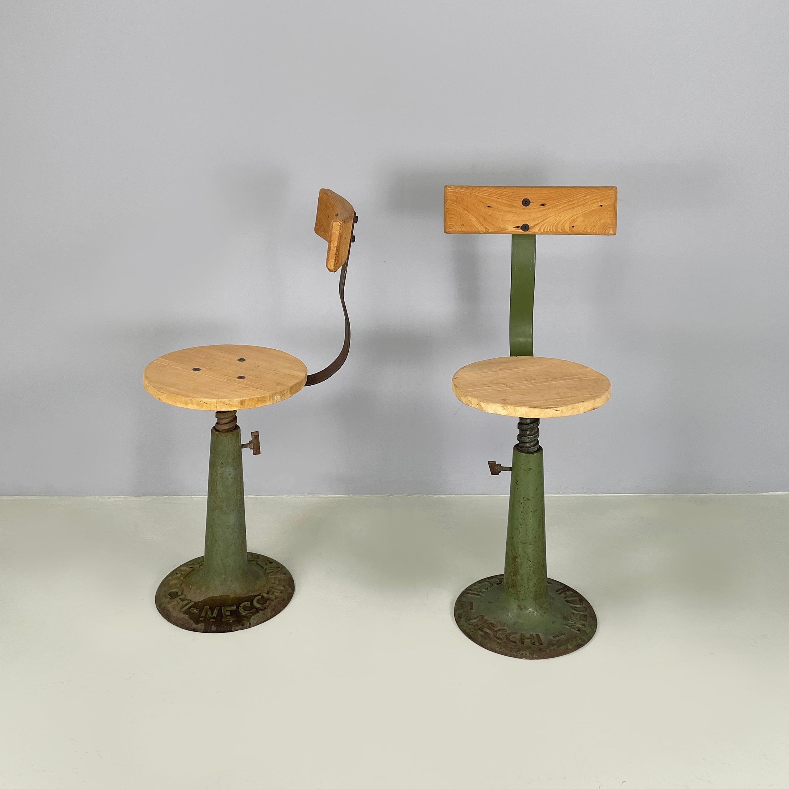 Sgabelli industriali italiani con seduta regolabile in altezza in metallo e legno di Necchi, anni '20
Coppia di fantastici sgabelli industriali vintage in metallo verniciato verde e legno. Il sedile rotondo girevole e regolabile in altezza è in