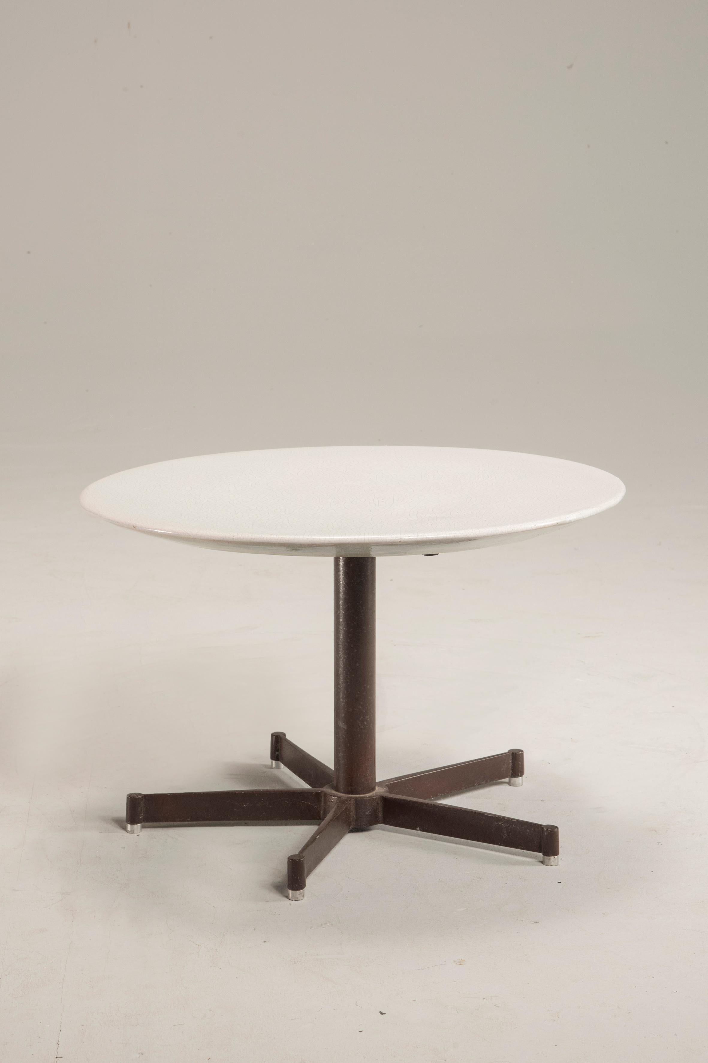 20th century Italian Industrial style rounded white ceramic and iron table by Pino Castagna, an Italian artist and sculptor from Verona. Signed above the top. 
The unique central leg which is in iron presents five irregular size feet. Size of the