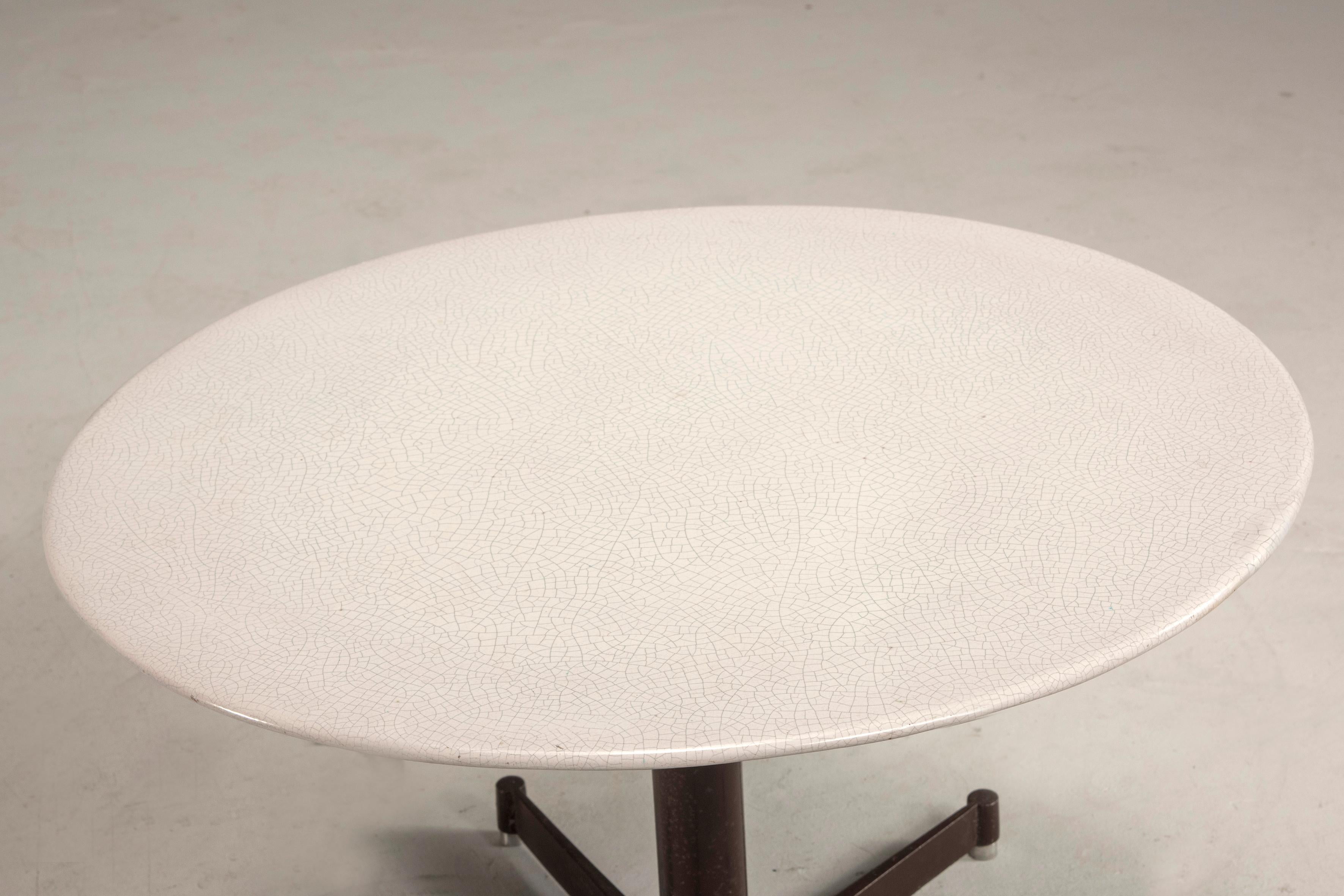 20ième siècle Table ronde en céramique et fer de style industriel italien par Castagna, XXe siècle en vente
