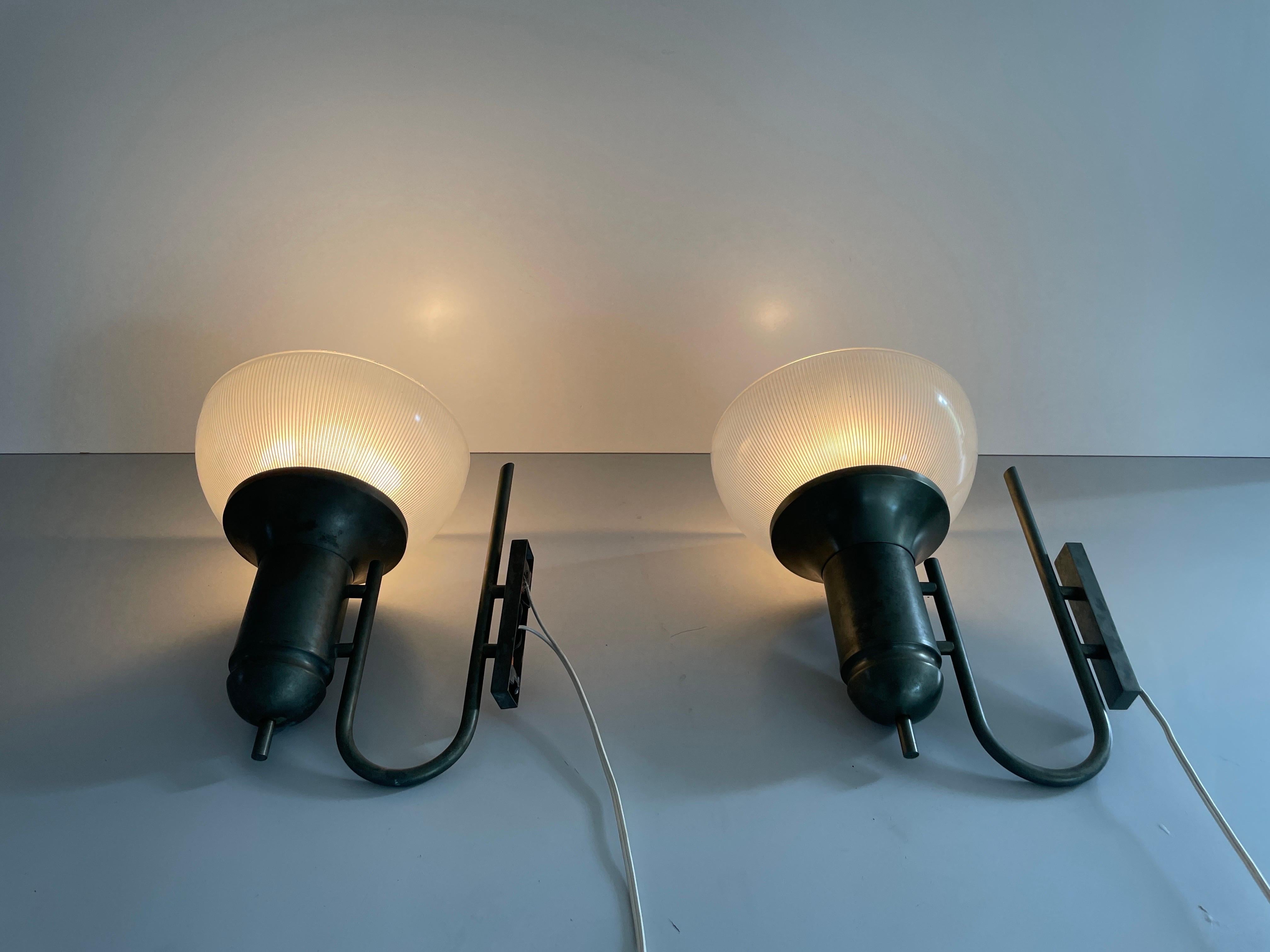 Coppia di lampade di tipo industriale in vetro, anni '50, Italia in vendita 6