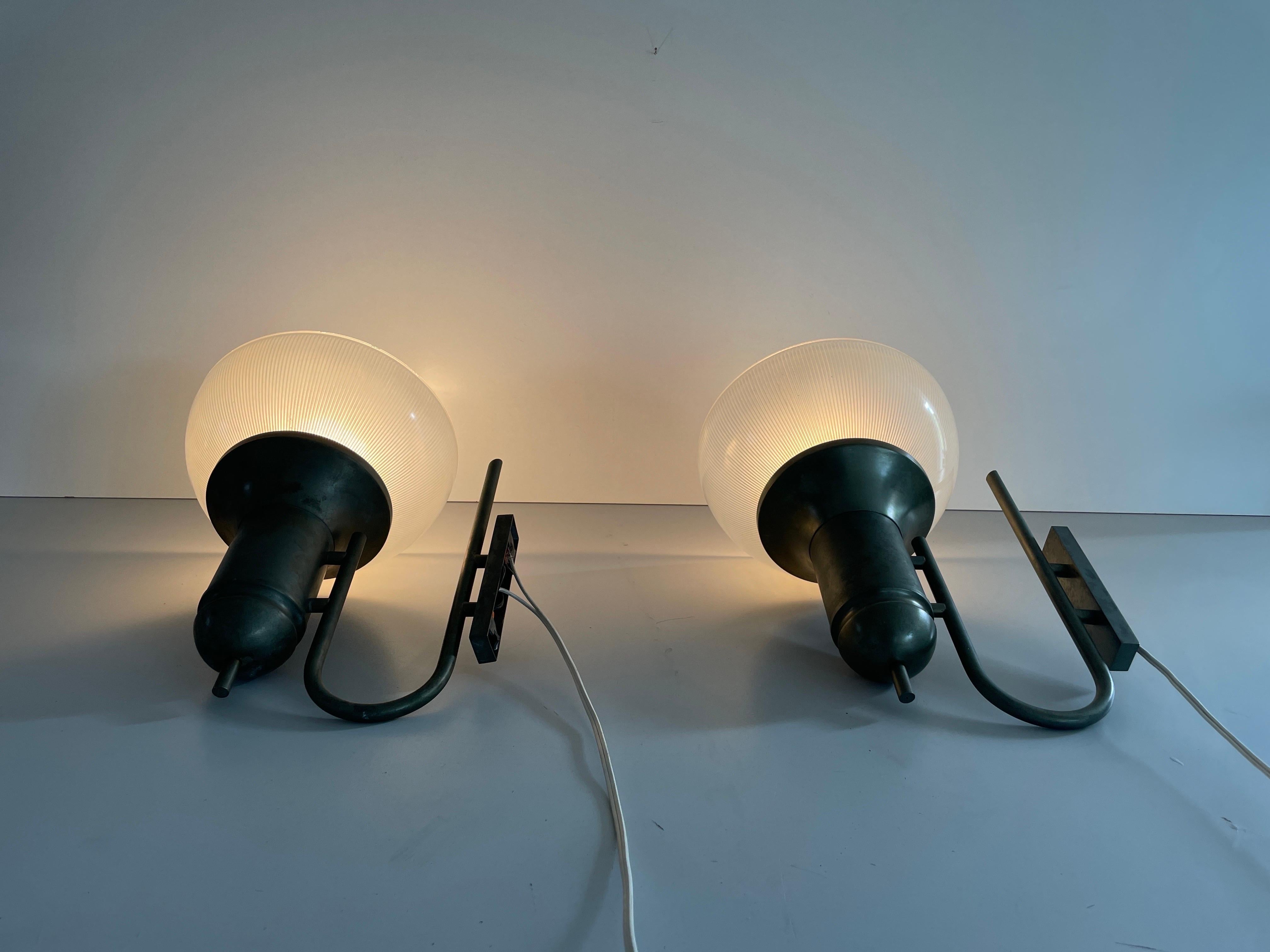 Coppia di lampade di tipo industriale in vetro, anni '50, Italia in vendita 7