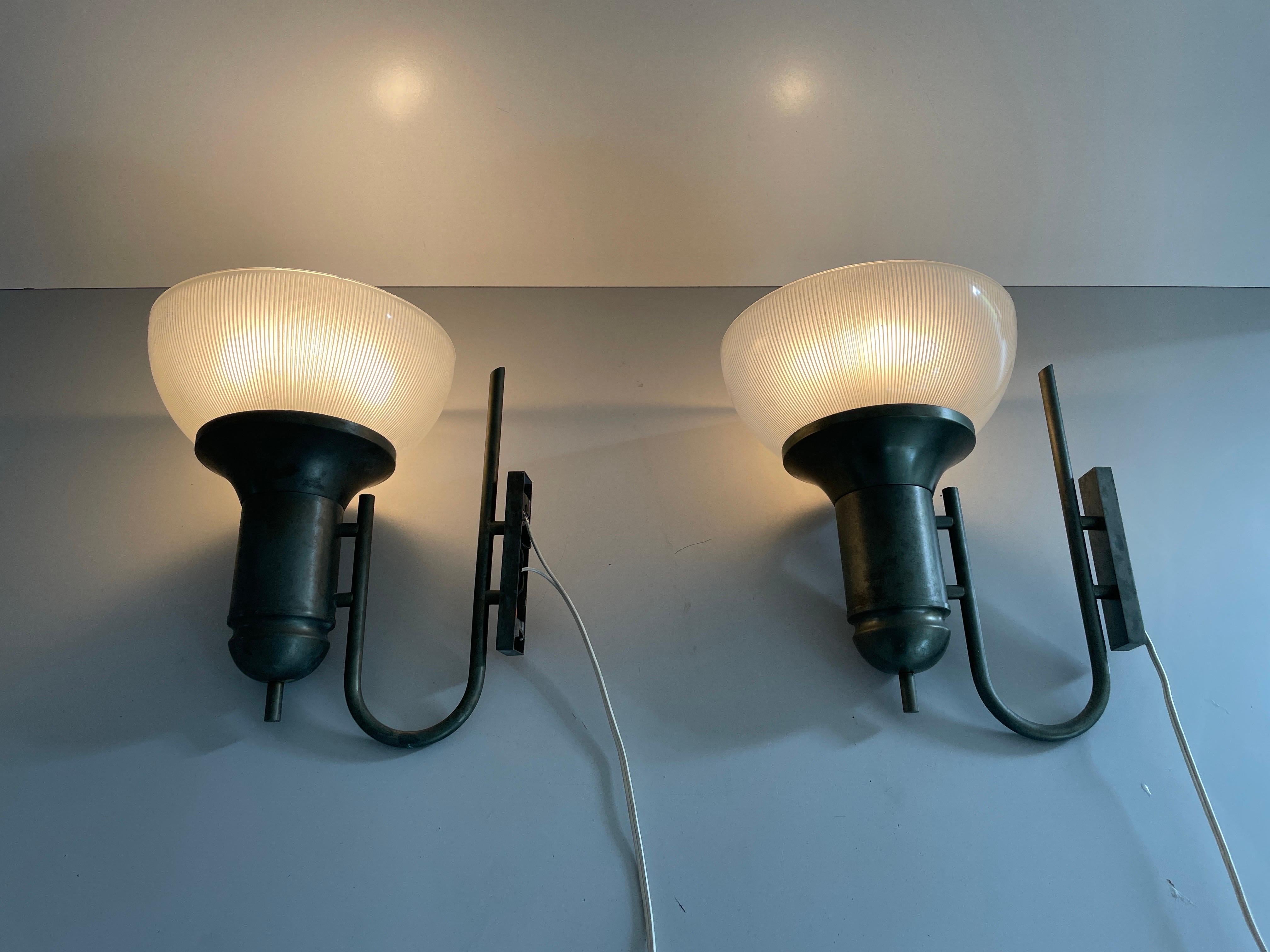 Coppia di lampade di tipo industriale in vetro, anni '50, Italia in vendita 9