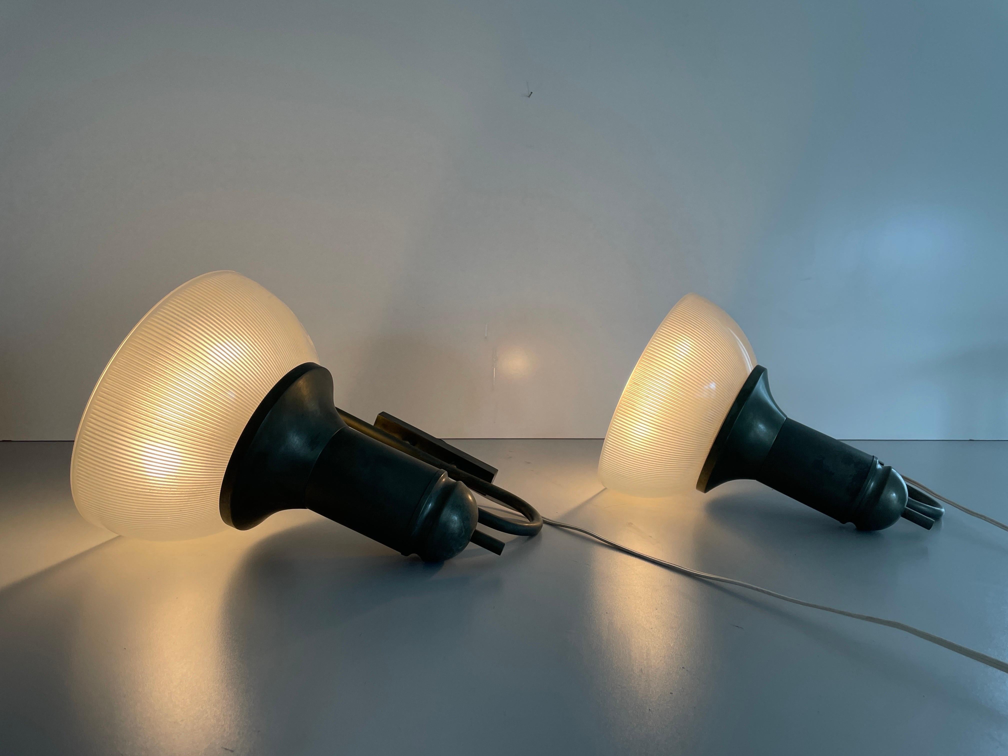 Coppia di lampade di tipo industriale in vetro, anni '50, Italia in vendita 12