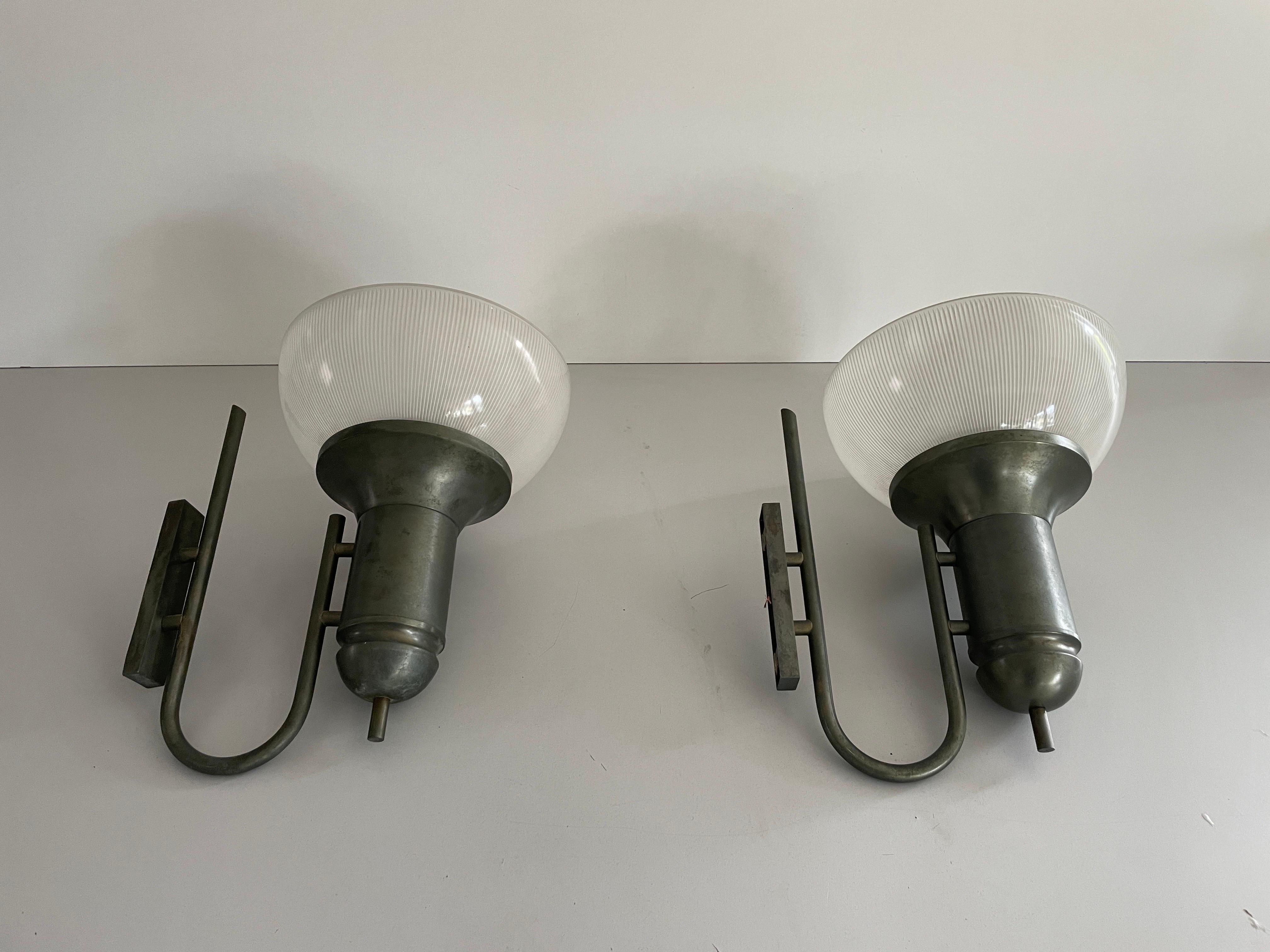 Coppia di lampade di tipo industriale in vetro, anni '50, Italia

Lampade da parete molto belle e di alta qualità.


Queste lampade funzionano con  Lampadine standard E27. 
Cablato e adatto all'uso in tutti i paesi. (110-220 V)

Dimensioni:
Altezza: