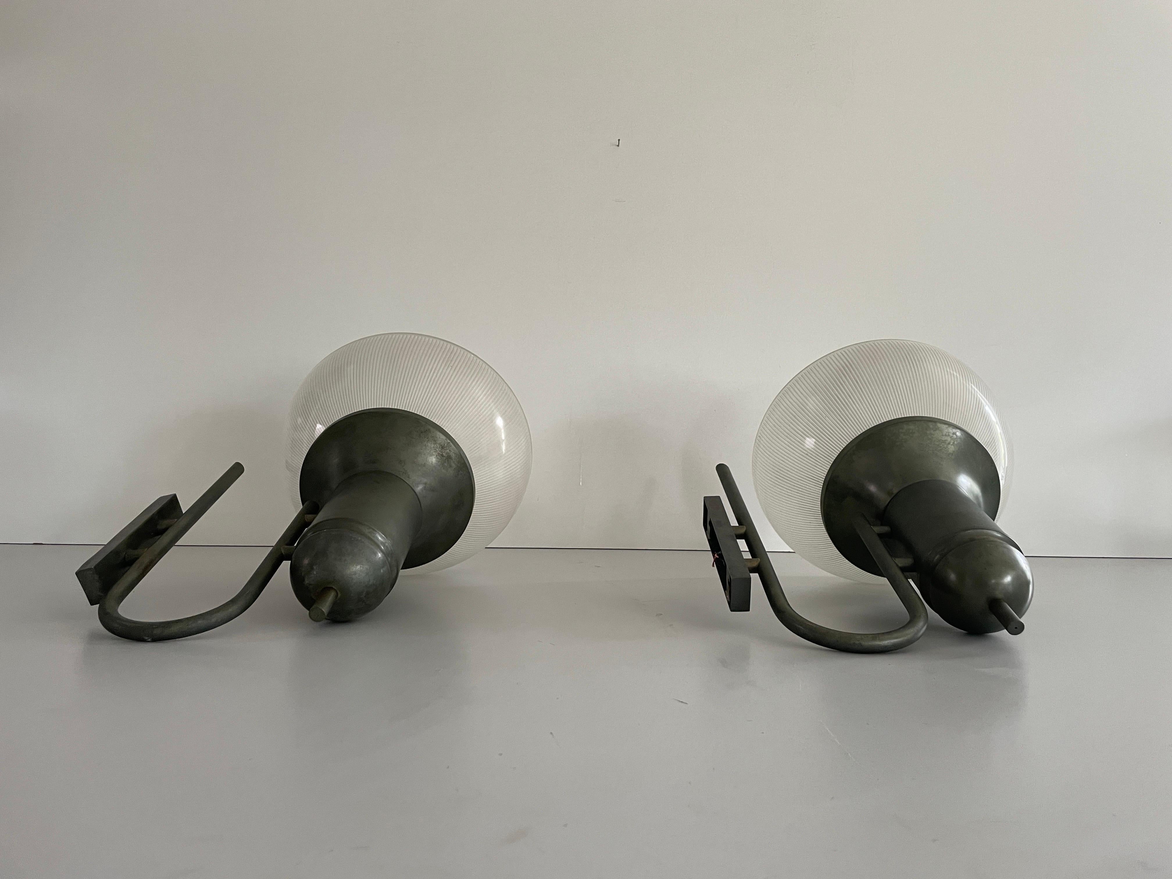 Italiano Coppia di lampade di tipo industriale in vetro, anni '50, Italia in vendita