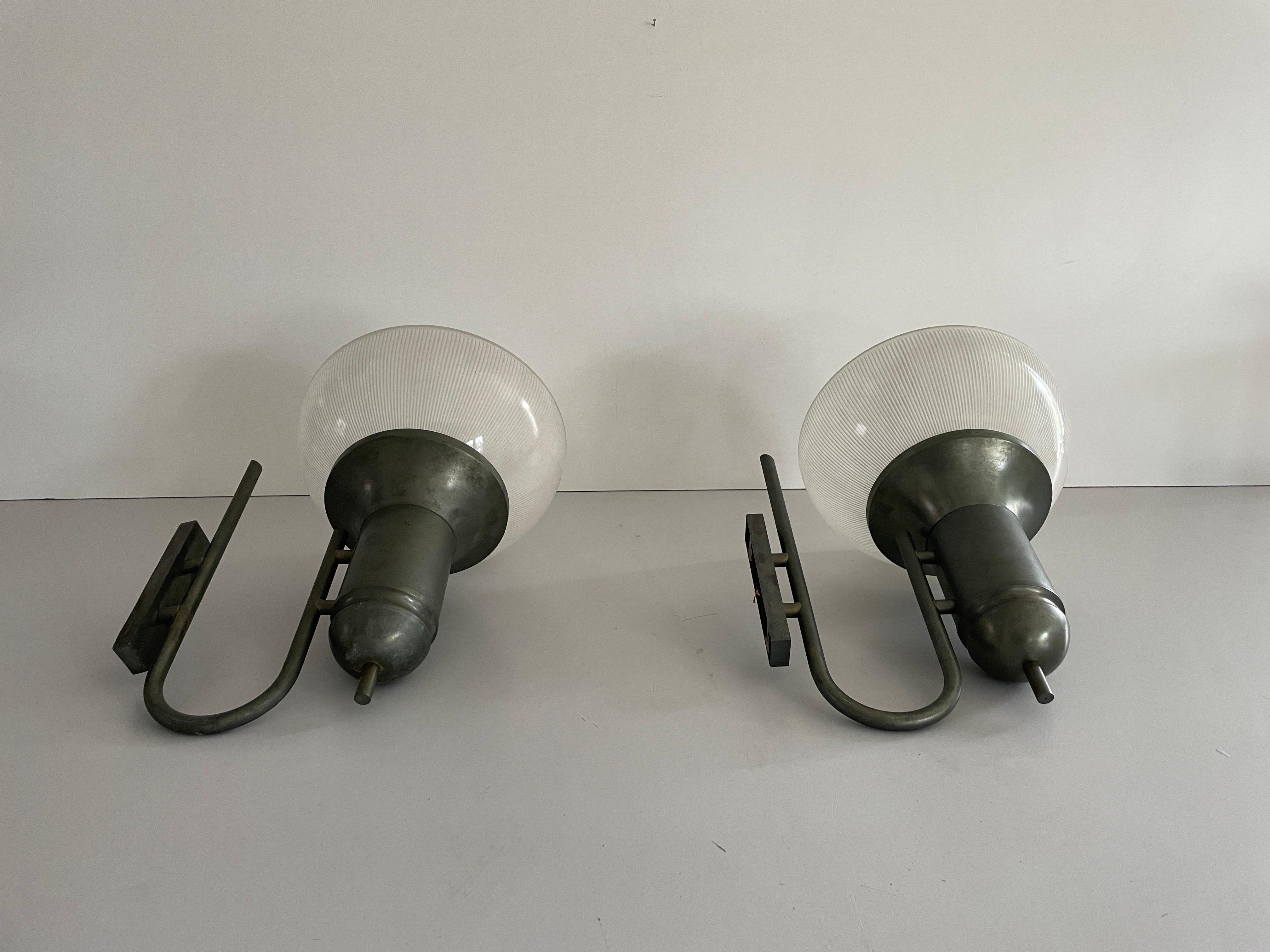 Coppia di lampade di tipo industriale in vetro, anni '50, Italia In condizioni ottime in vendita a Hagenbach, DE