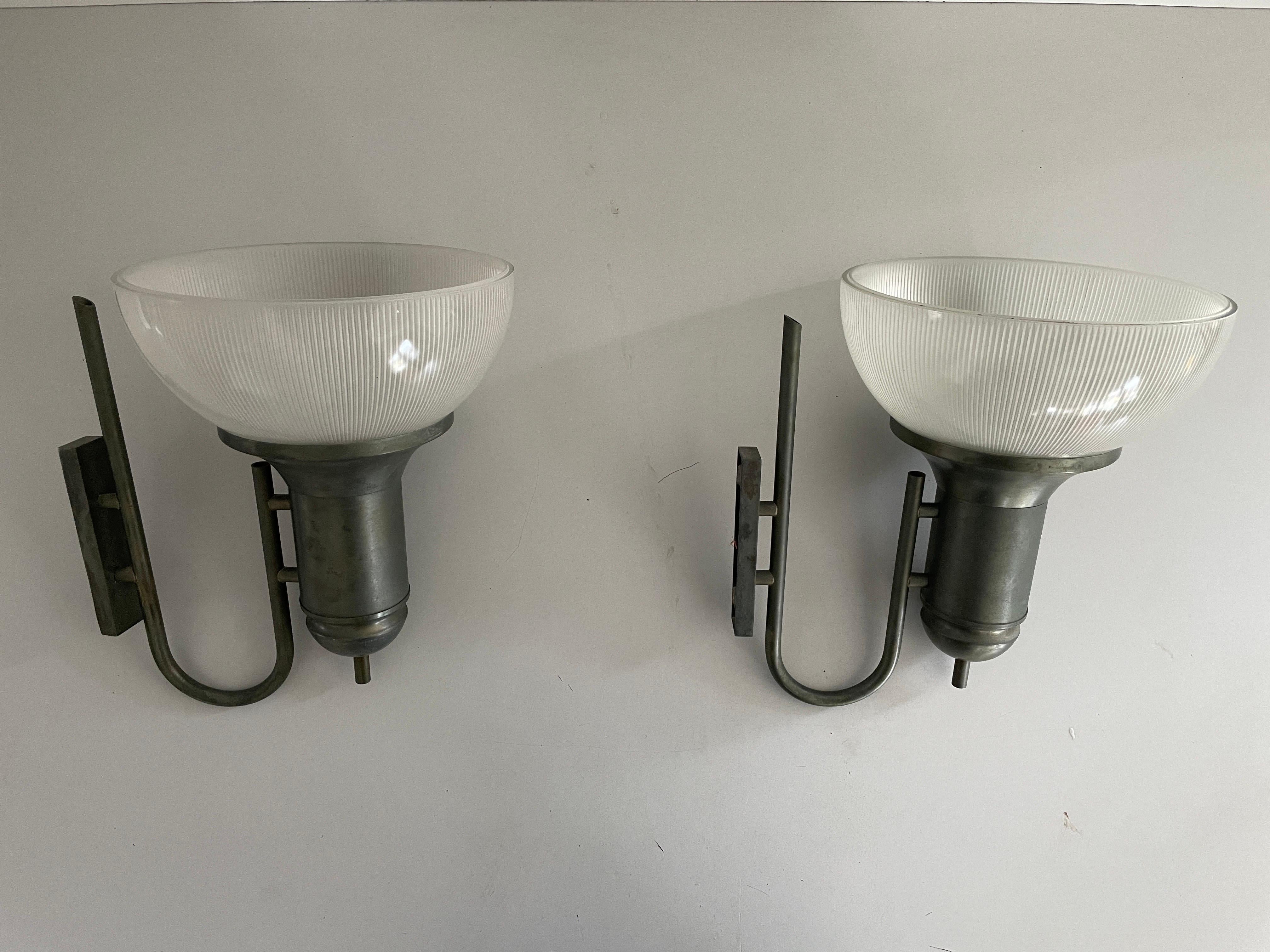 Metà XX secolo Coppia di lampade di tipo industriale in vetro, anni '50, Italia in vendita