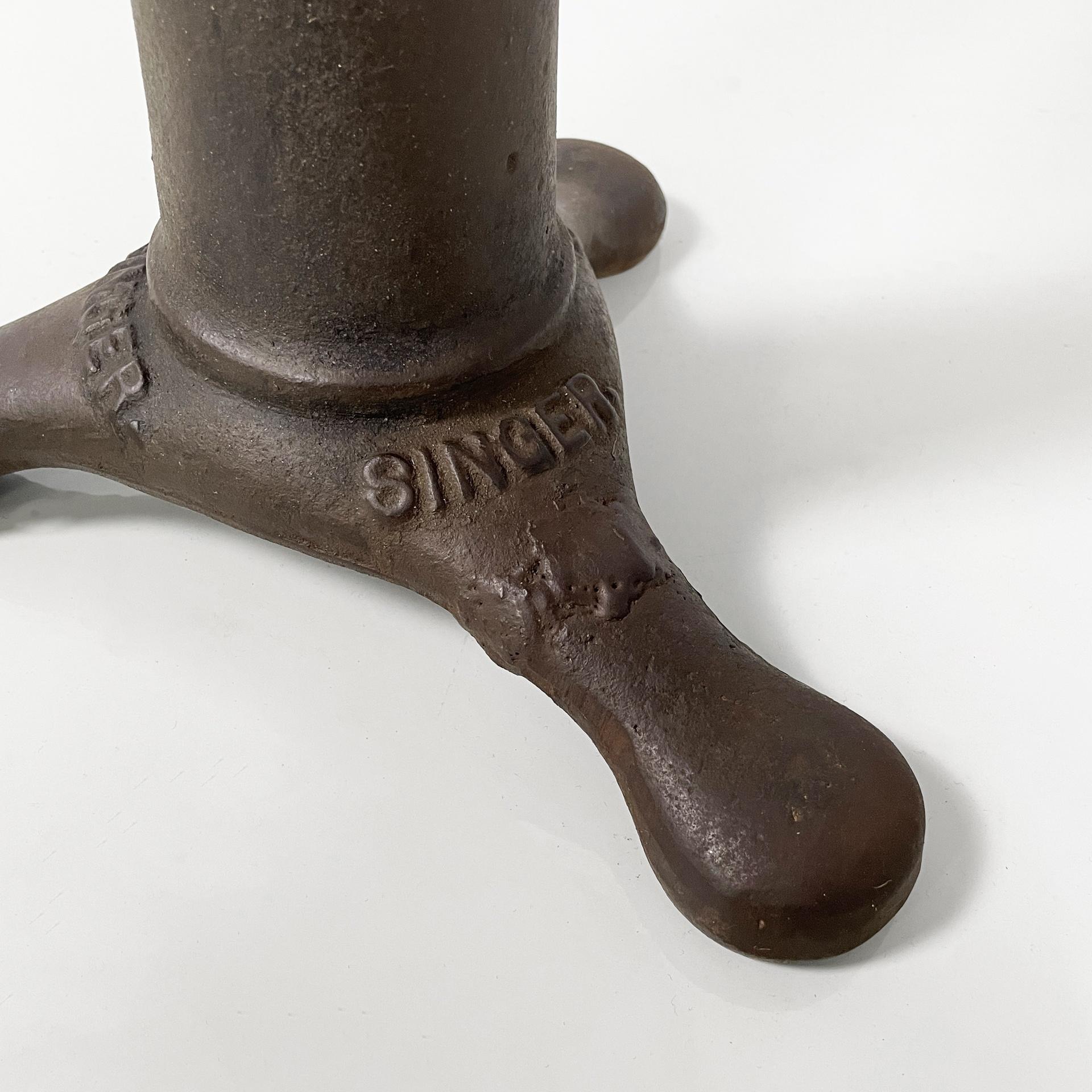 Italian industrial wood and cast iron stool by Singer, 1930s in vendita 4