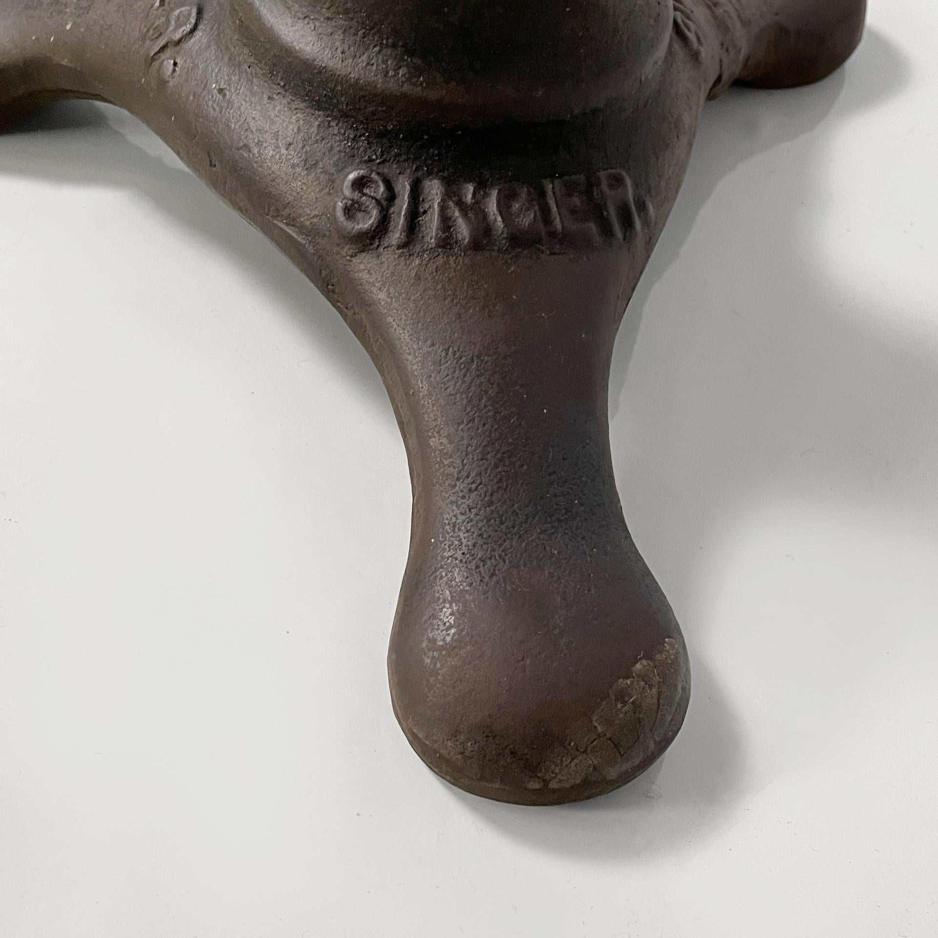 Italian industrial wood and cast iron stool by Singer, 1930s in vendita 5