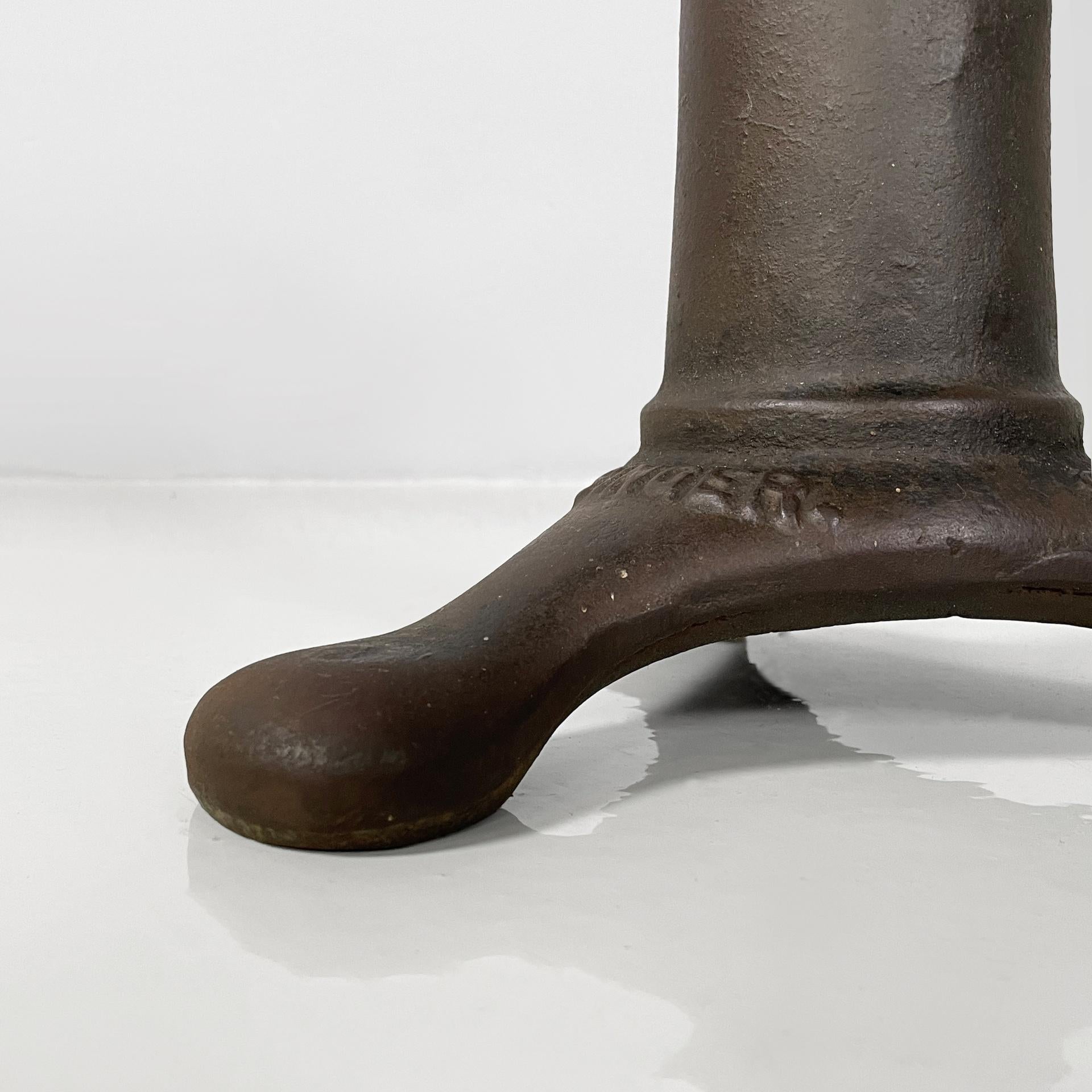 Italian industrial wood and cast iron stool by Singer, 1930s in vendita 6