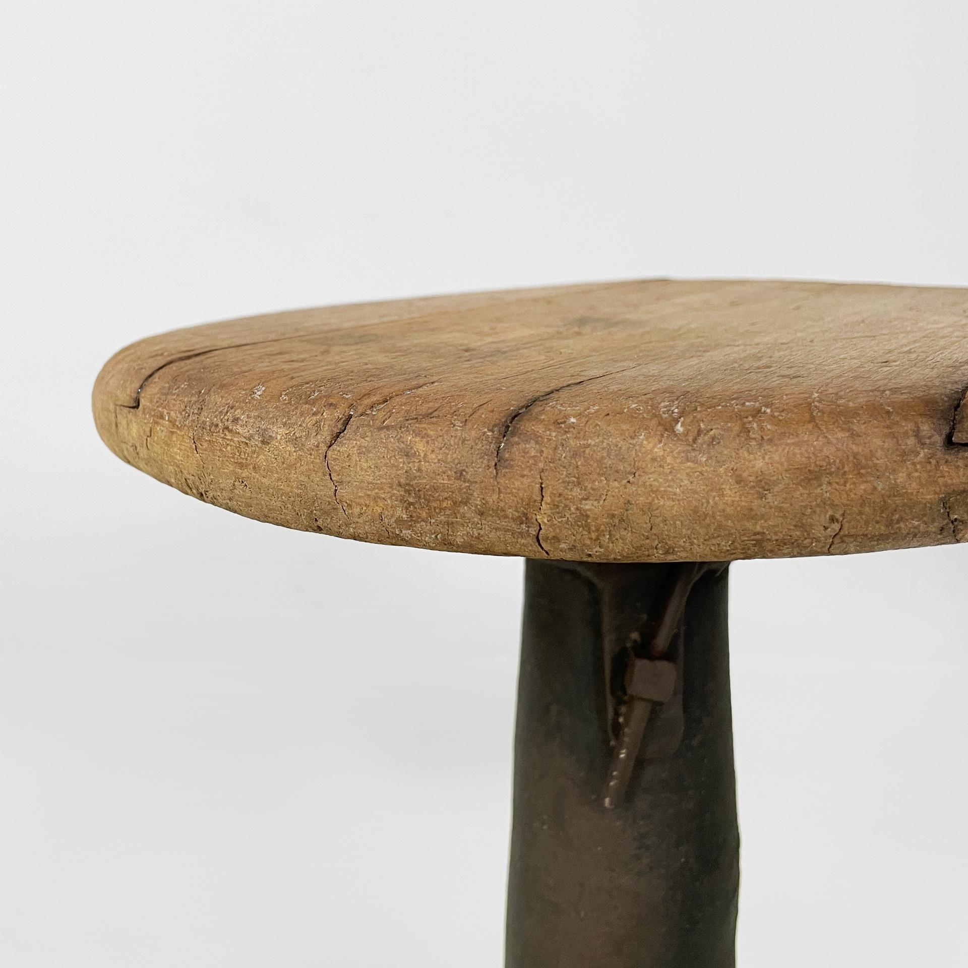 Italian industrial wood and cast iron stool by Singer, 1930s In condizioni discrete in vendita a MIlano, IT