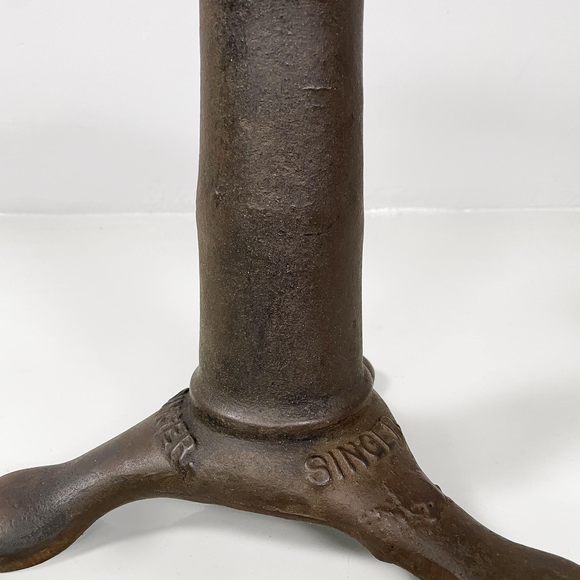 Italian industrial wood and cast iron stool by Singer, 1930s in vendita 2