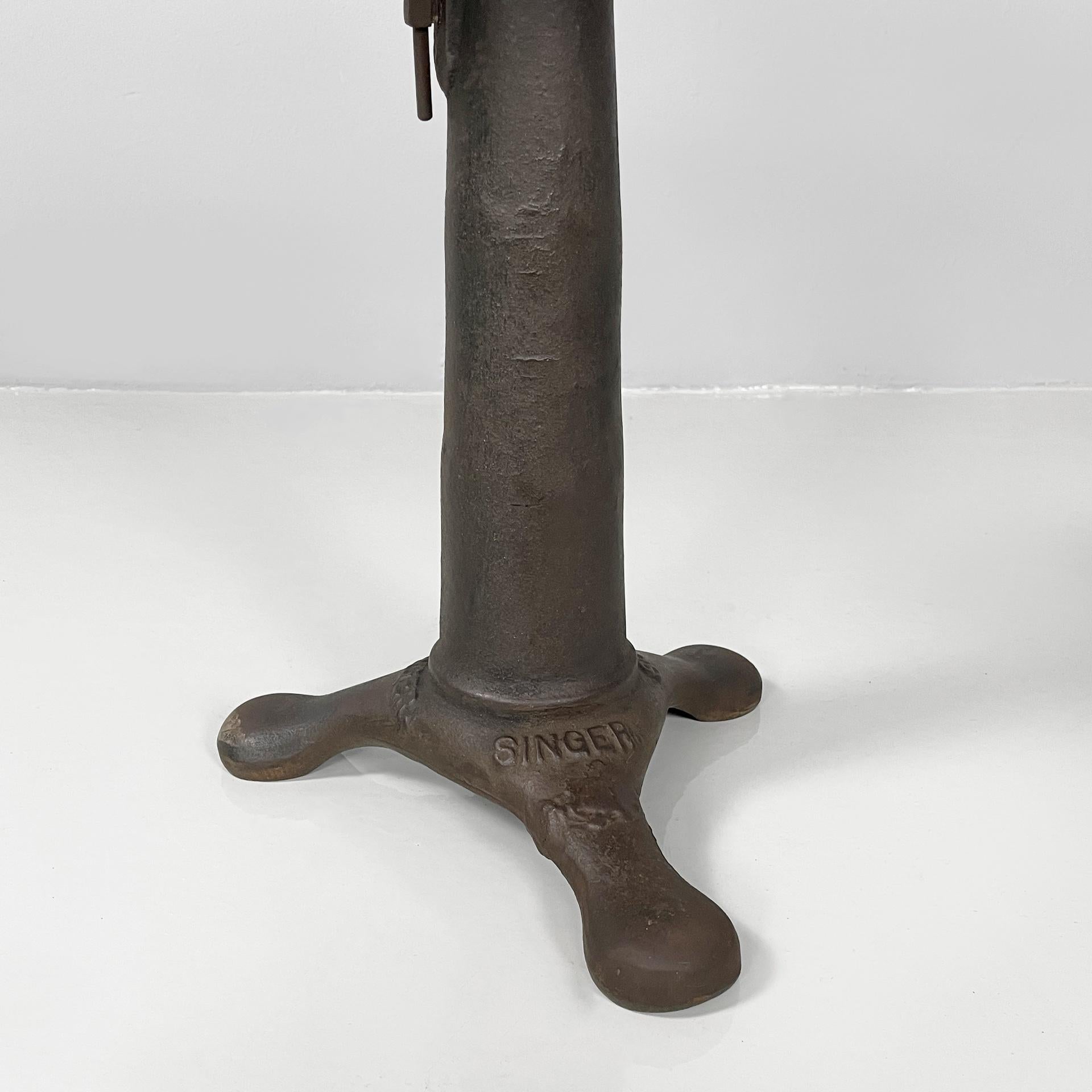 Italian industrial wood and cast iron stool by Singer, 1930s in vendita 3