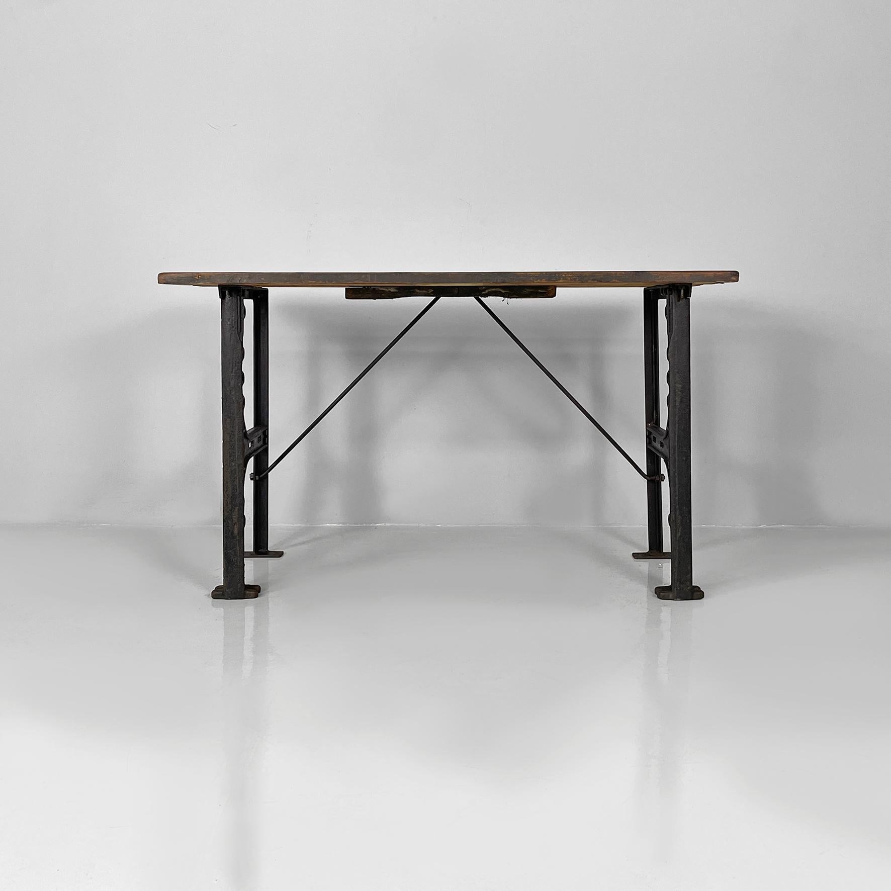 Console industrielle italienne en bois et en fonte, années 1800
Console de style industriel avec un plateau rectangulaire en bois. Les pieds sont constitués de plusieurs lattes de fonte.
Les pieds sont munis de trous pour la fixation de la table.