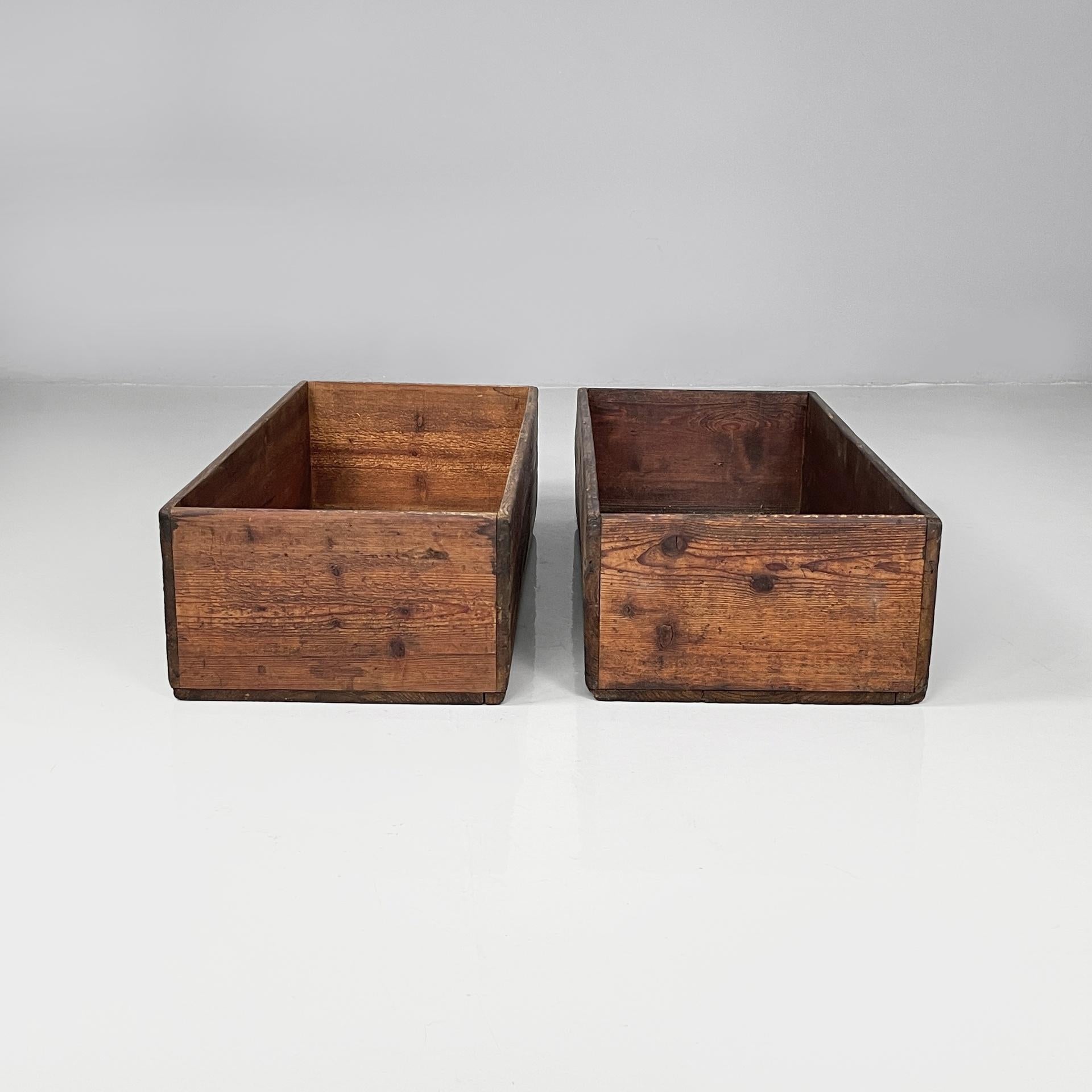 Italian industrial wooden rectangular crates or boxes, 1920s
Pair of vintage rectangular crates entirely made of wood. The wood of one box is lighter than the other. They can be used as containers or boxes.
they came form 1920s
Fair condition, they