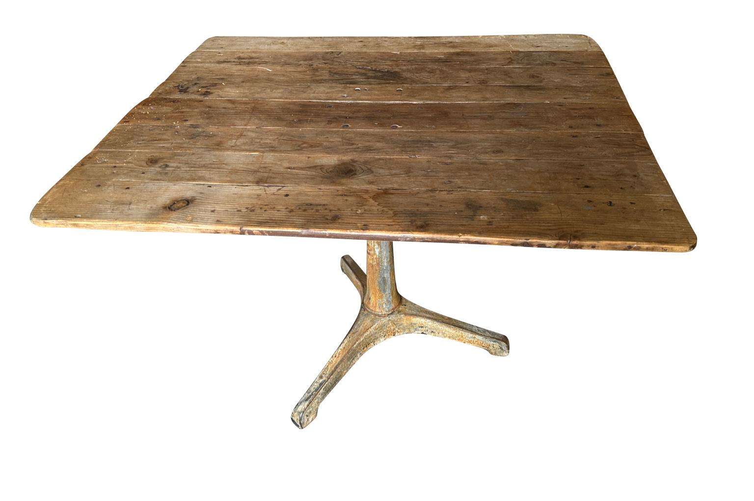Un bel tavolo da lavoro industriale dei primi del Novecento proveniente dalla regione Piemonte.  La base meccanica in ferro si alza e si abbassa con un piano in Wood.  L'altezza del tavolo si regola da 26