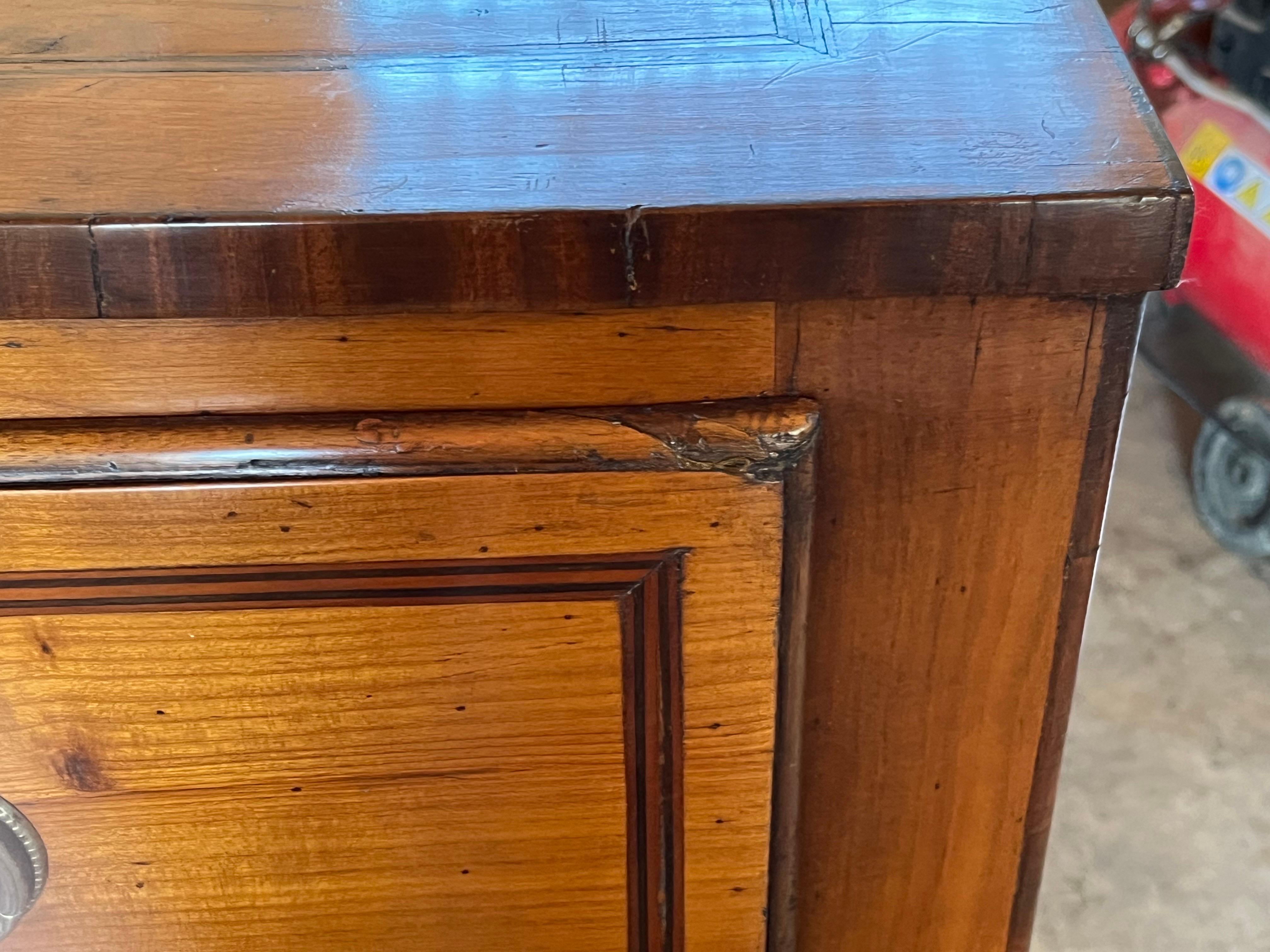 Commode / Cassettiera / Comò in ciliegio intarsiato italiano, XIX secolo in vendita 3