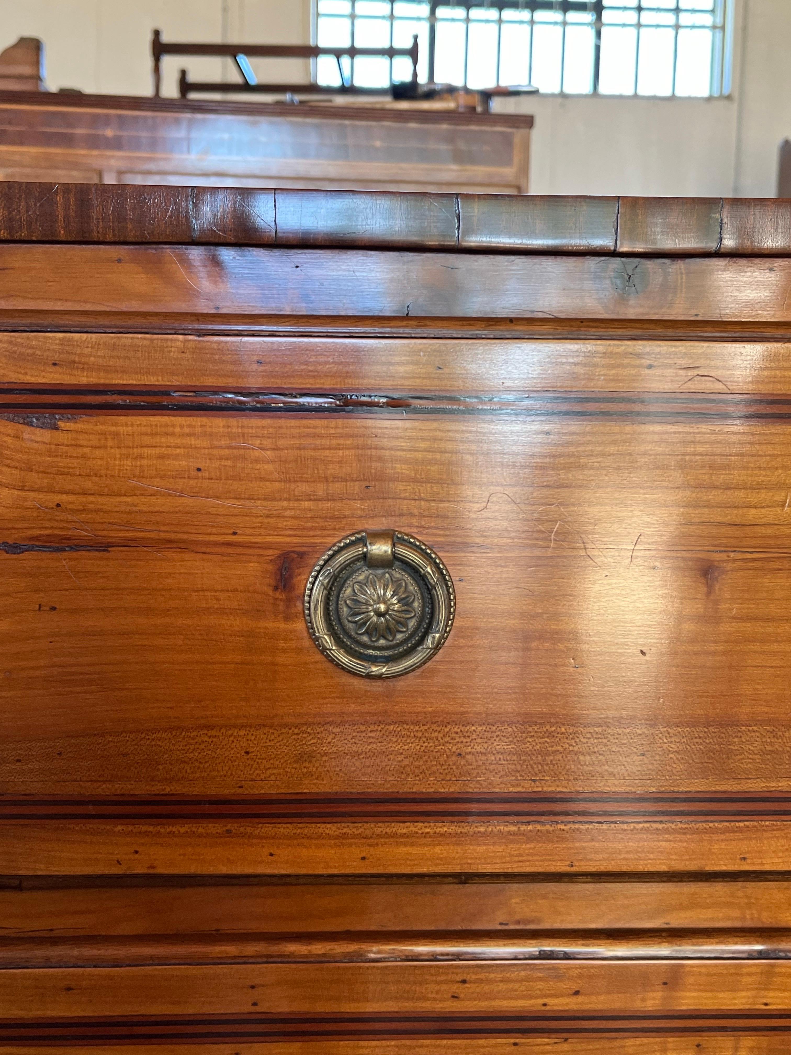 Commode / Cassettiera / Comò in ciliegio intarsiato italiano, XIX secolo in vendita 9