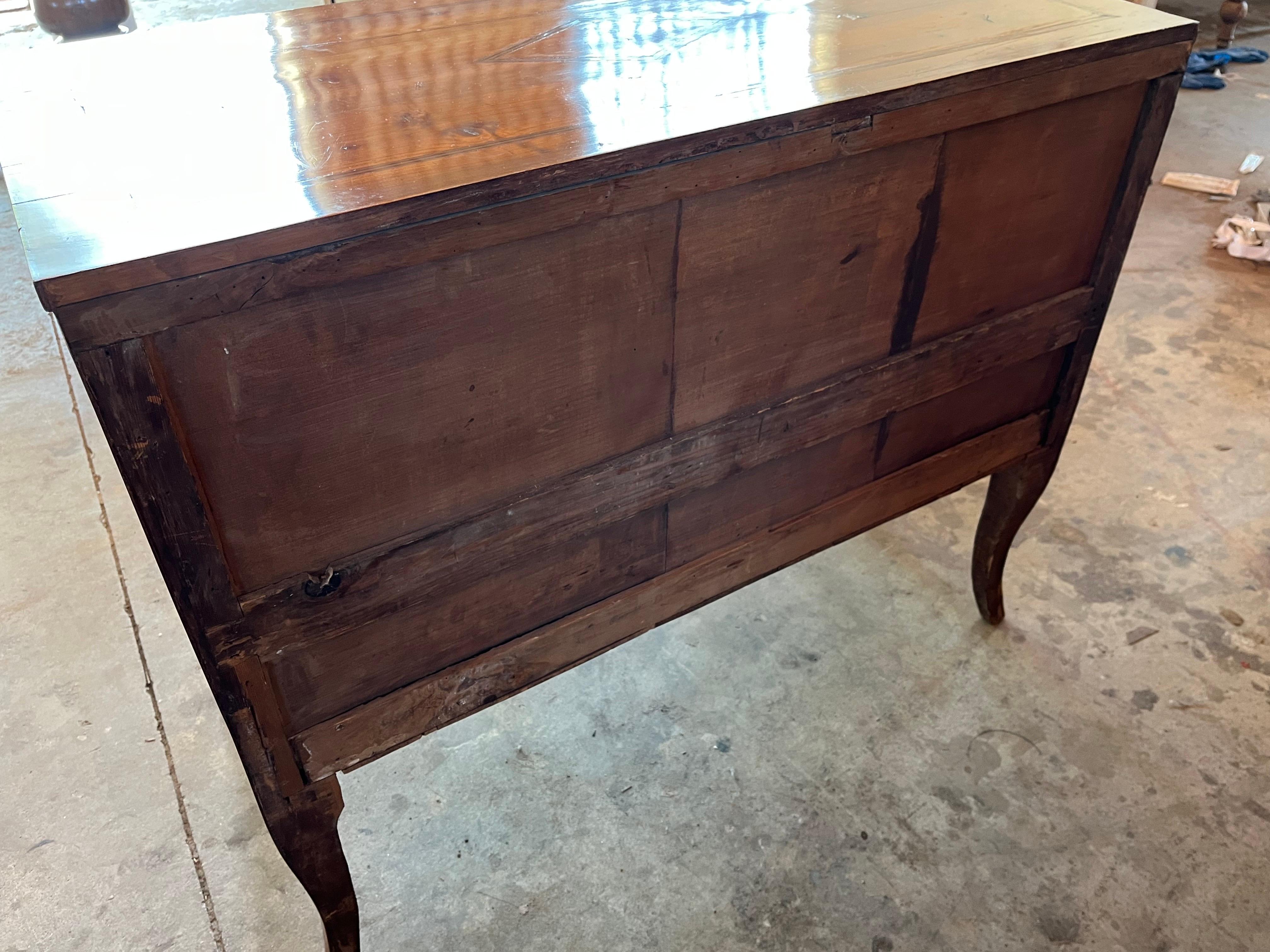 Commode / Cassettiera / Comò in ciliegio intarsiato italiano, XIX secolo in vendita 11
