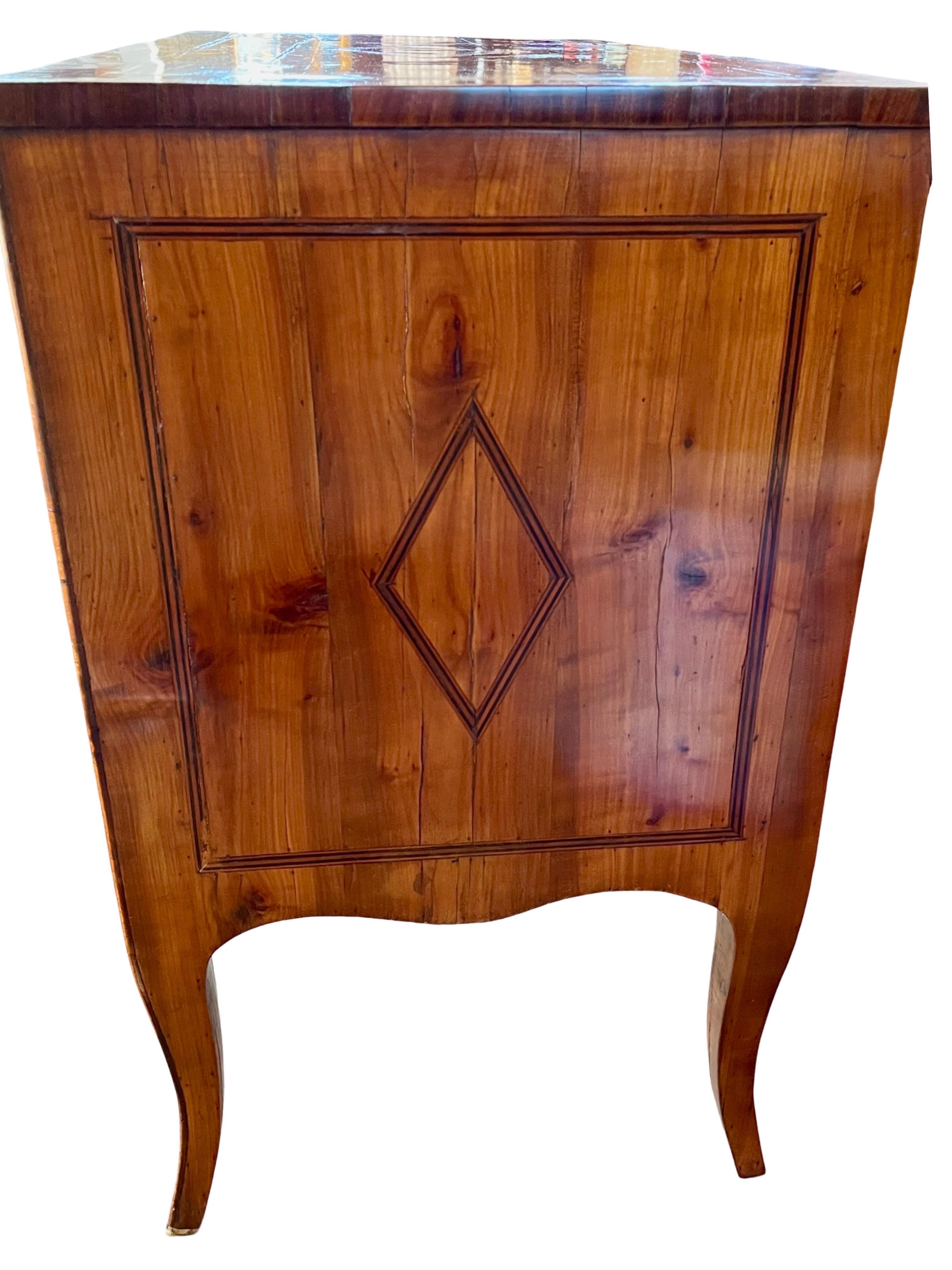 Neoclassico Commode / Cassettiera / Comò in ciliegio intarsiato italiano, XIX secolo in vendita