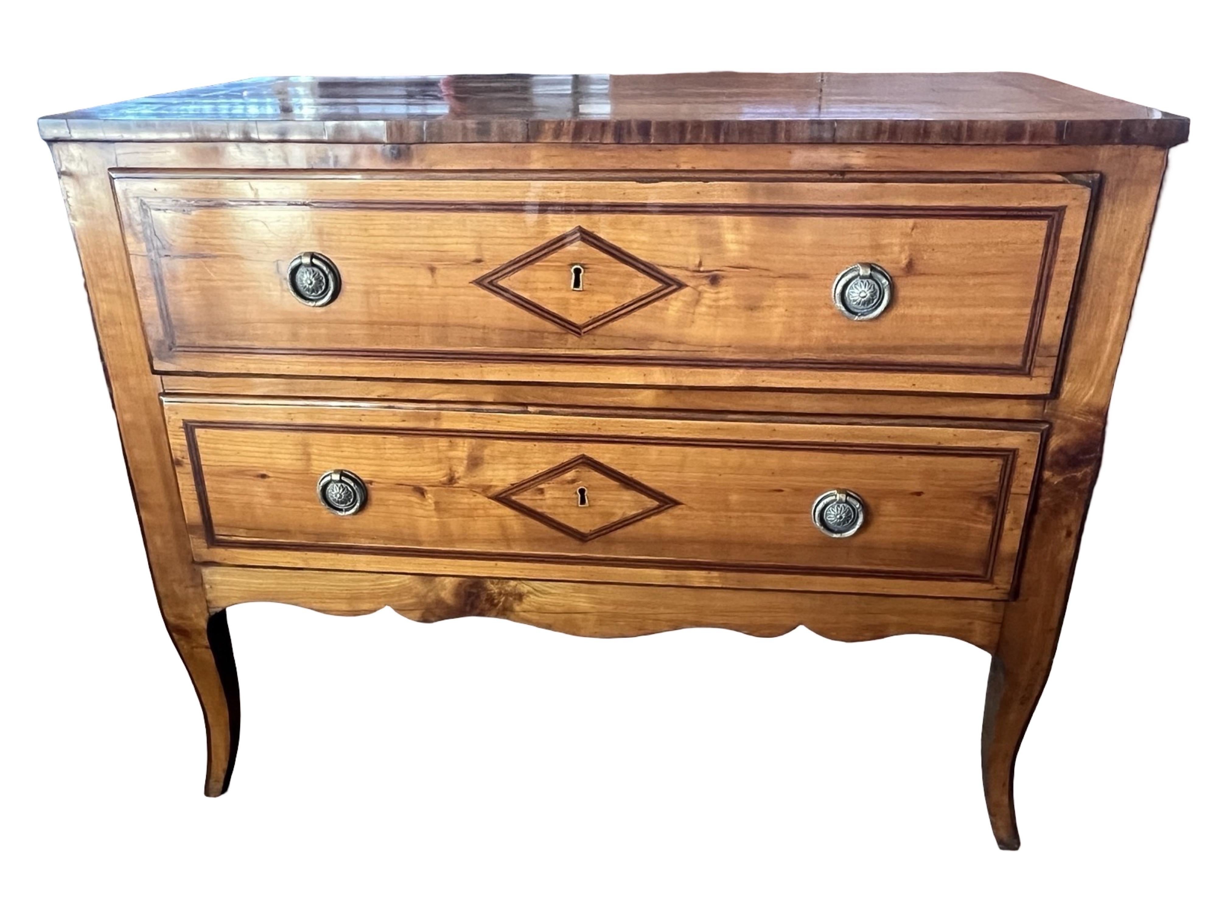 Italiano Commode / Cassettiera / Comò in ciliegio intarsiato italiano, XIX secolo in vendita