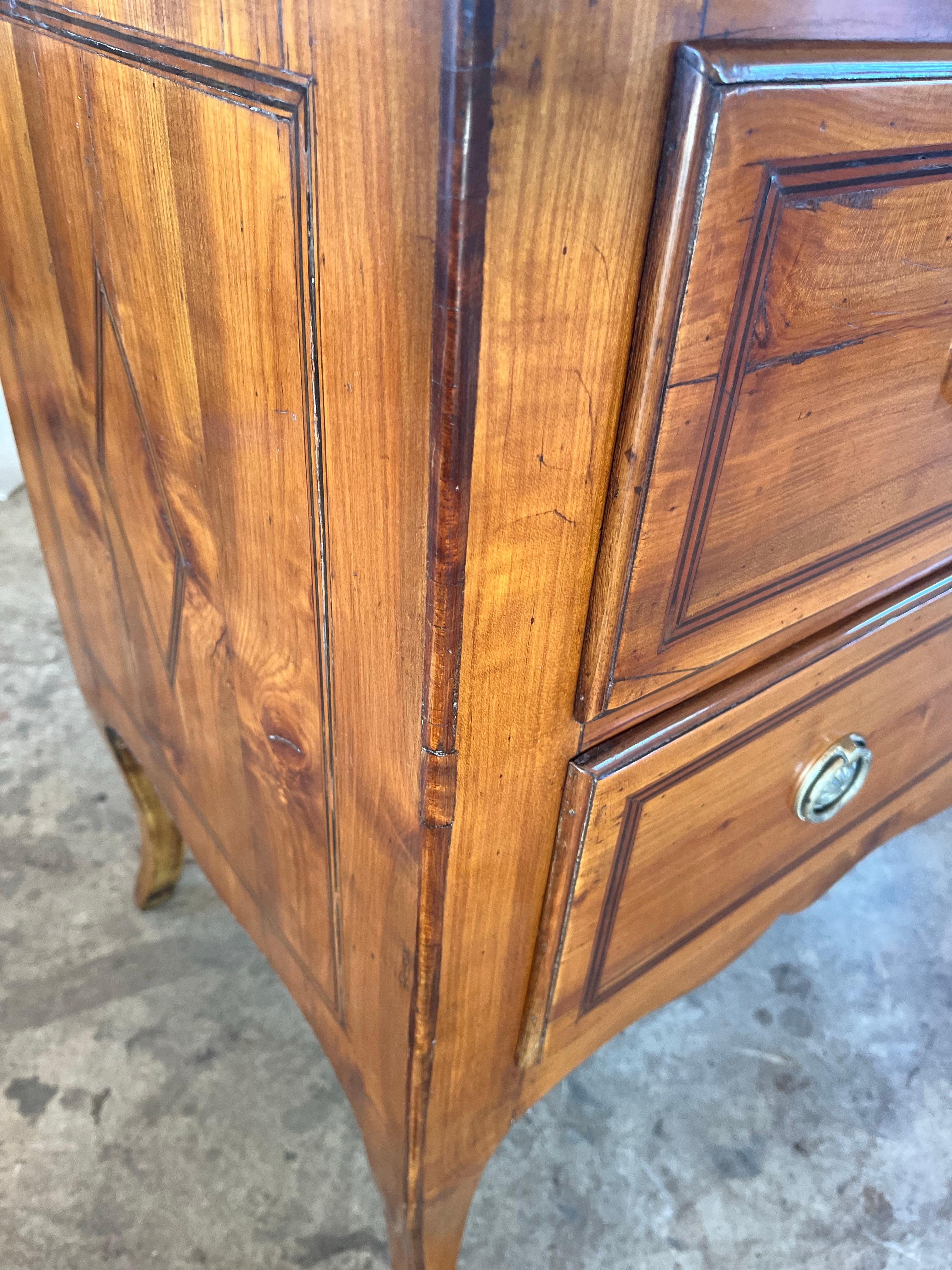 Commode / Cassettiera / Comò in ciliegio intarsiato italiano, XIX secolo In condizioni buone in vendita a Viterbo, VT