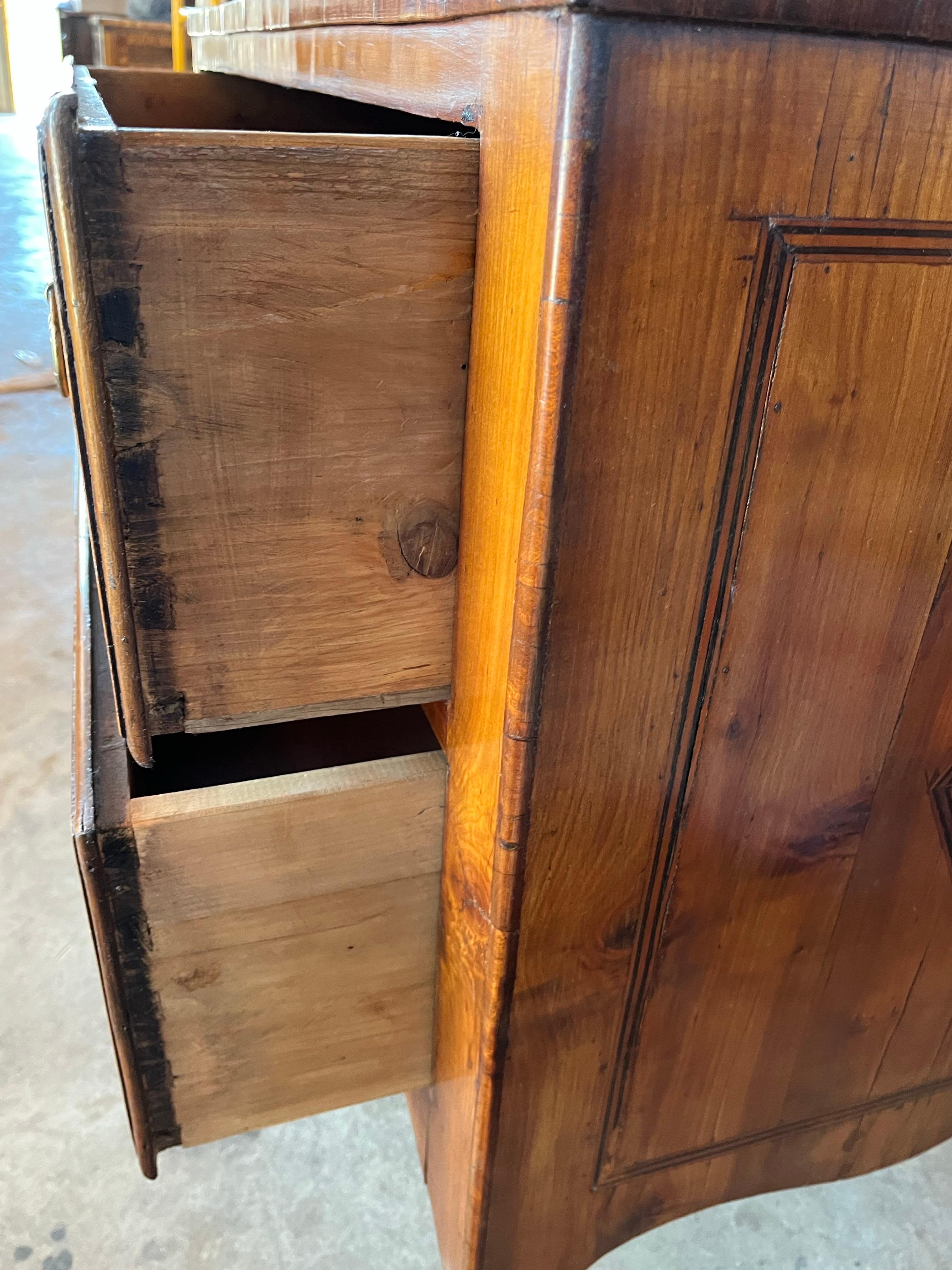 Noce Commode / Cassettiera / Comò in ciliegio intarsiato italiano, XIX secolo in vendita