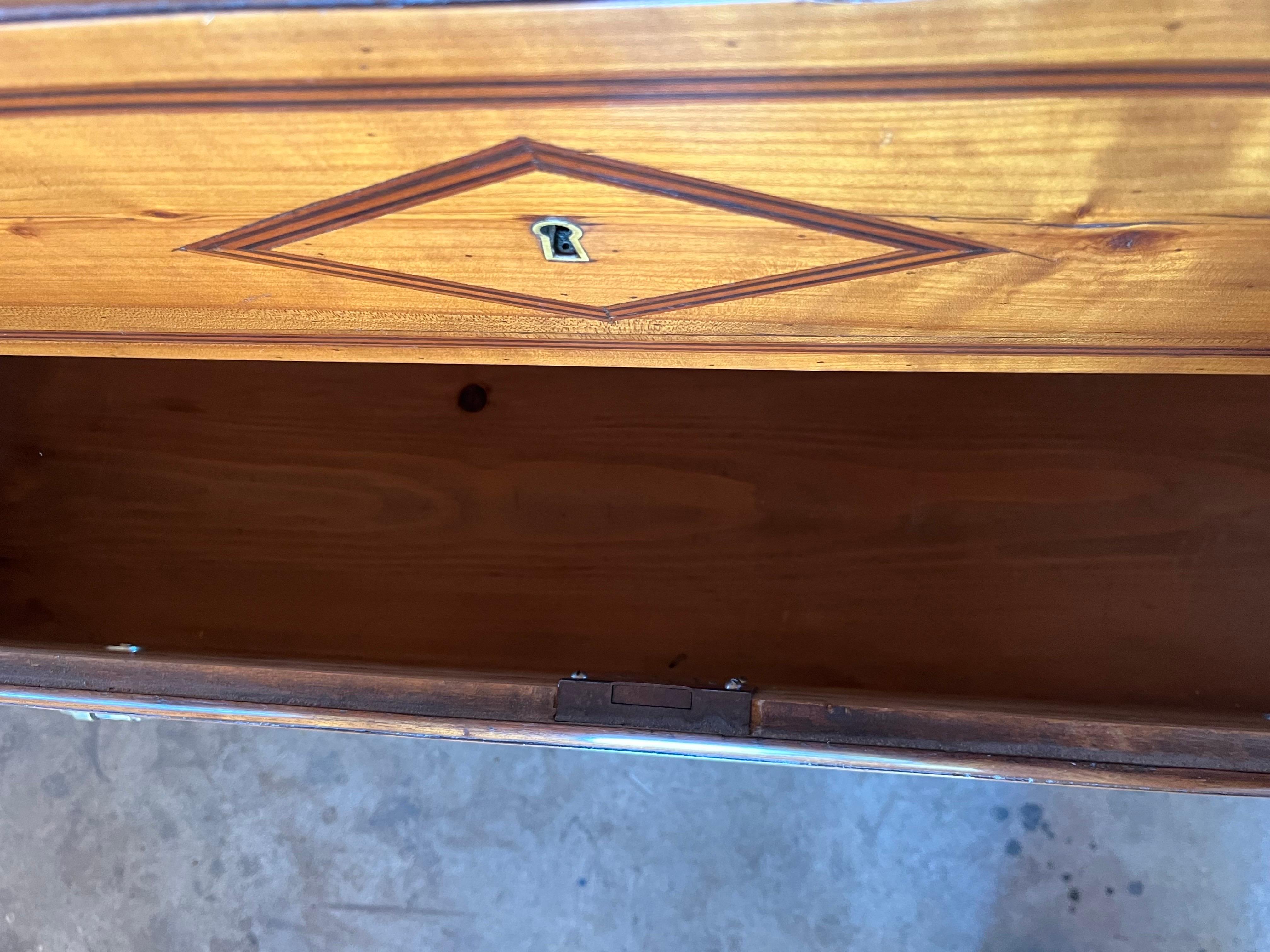 Commode / Cassettiera / Comò in ciliegio intarsiato italiano, XIX secolo in vendita 2