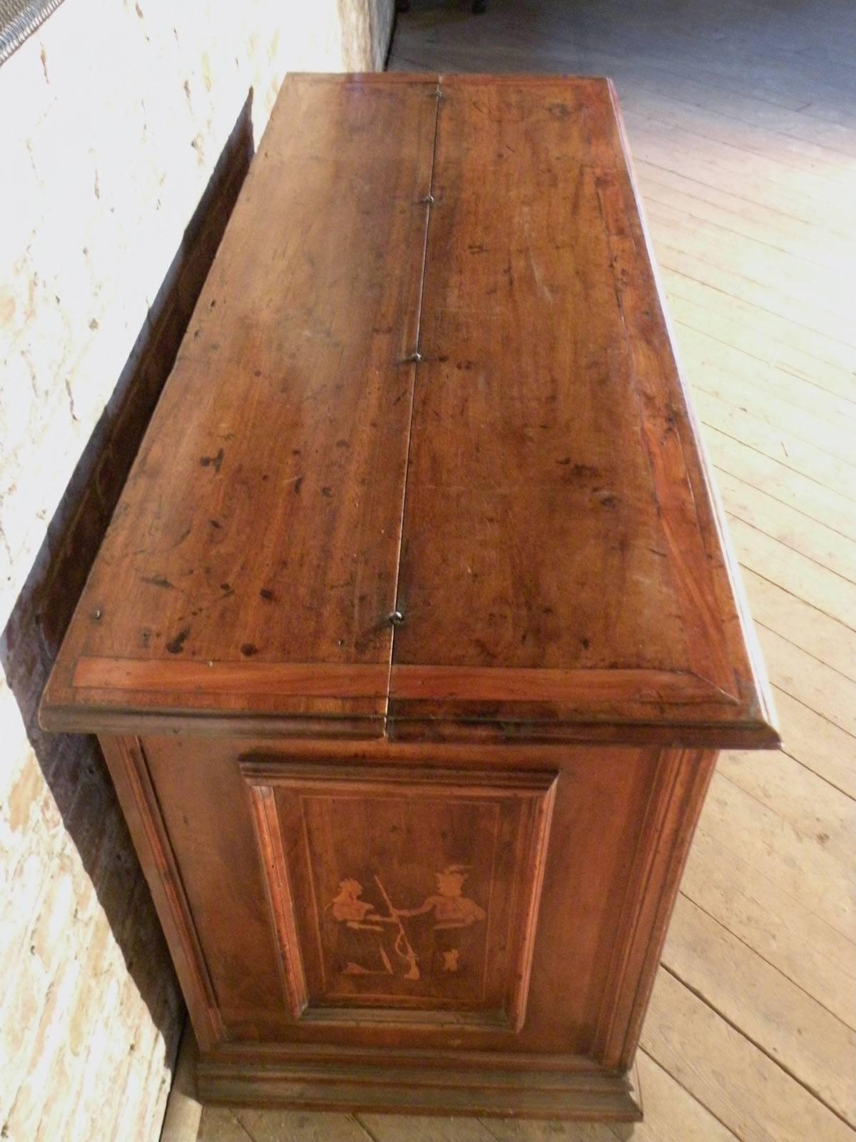 Italian Baroque Inlaid Early 18th Century Walnut and Fruit Wood Desk-Commode In Good Condition For Sale In Troy, NY