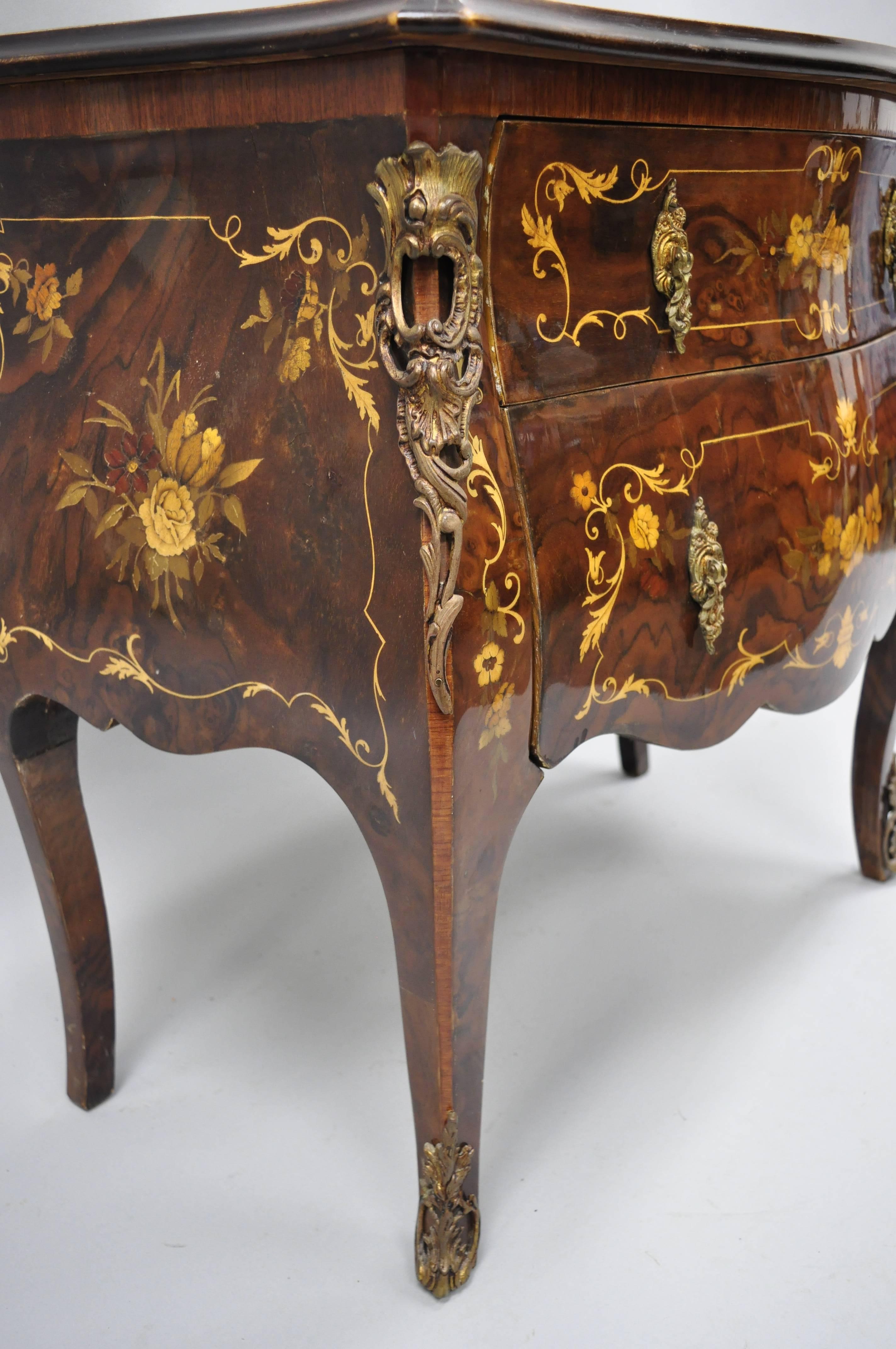 Pair Italian Inlaid French Louis XV Bombe Nightstands Commode by Roma Furniture In Good Condition In Philadelphia, PA